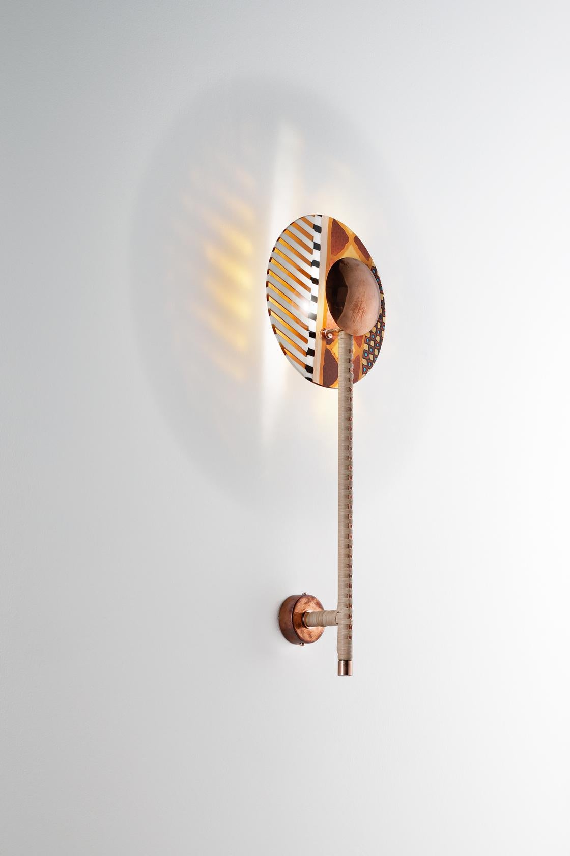 XXI secolo e contemporaneo Rullo, lampada da parete a LED composta da uno stelo in ottone rivestito e da un disco di vetro colorato in vendita