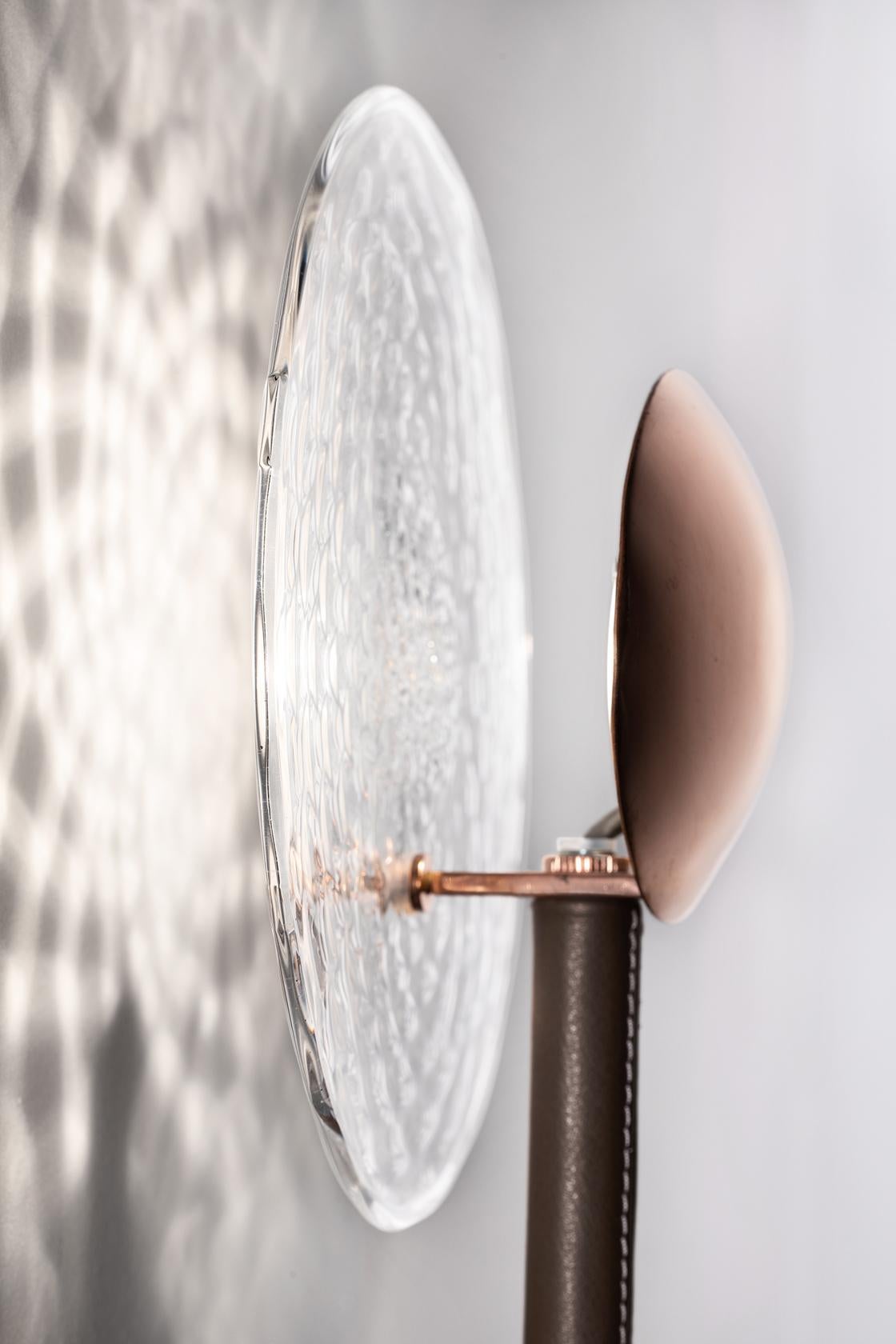 Fatto a mano Rullo, lampada da parete a LED composta da uno stelo in ottone rivestito e da un disco di vetro trasparente in vendita