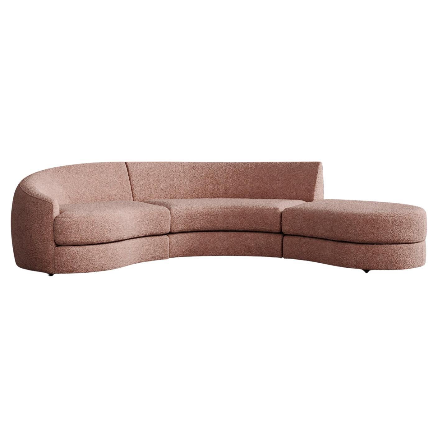 Inspirada en el espíritu del modernismo orgánico de mediados de siglo, la Colección Rulmann encarna el genio curvilíneo de Kagan, Royère y Noguchi. Cada módulo está esculpido, tiene poca altura y una base material que invita a la reconfiguración