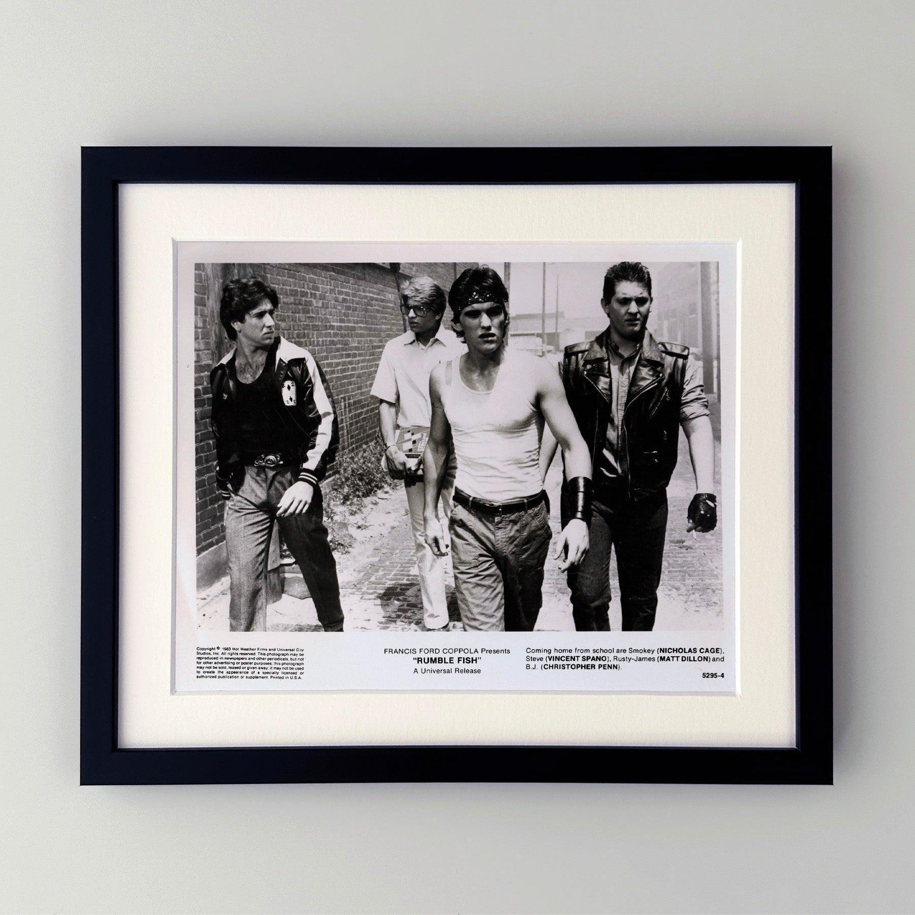 Original 8x10 Zoll Publicity Film Still für Rumble Fish (1983) mit Matt Dillon und Mickey Rourke in den Hauptrollen und unter der Regie von Francis Ford Coppola.

Werbefotos (Film/Produktion) wurden erstellt, um die Studios bei der Werbung für ihre