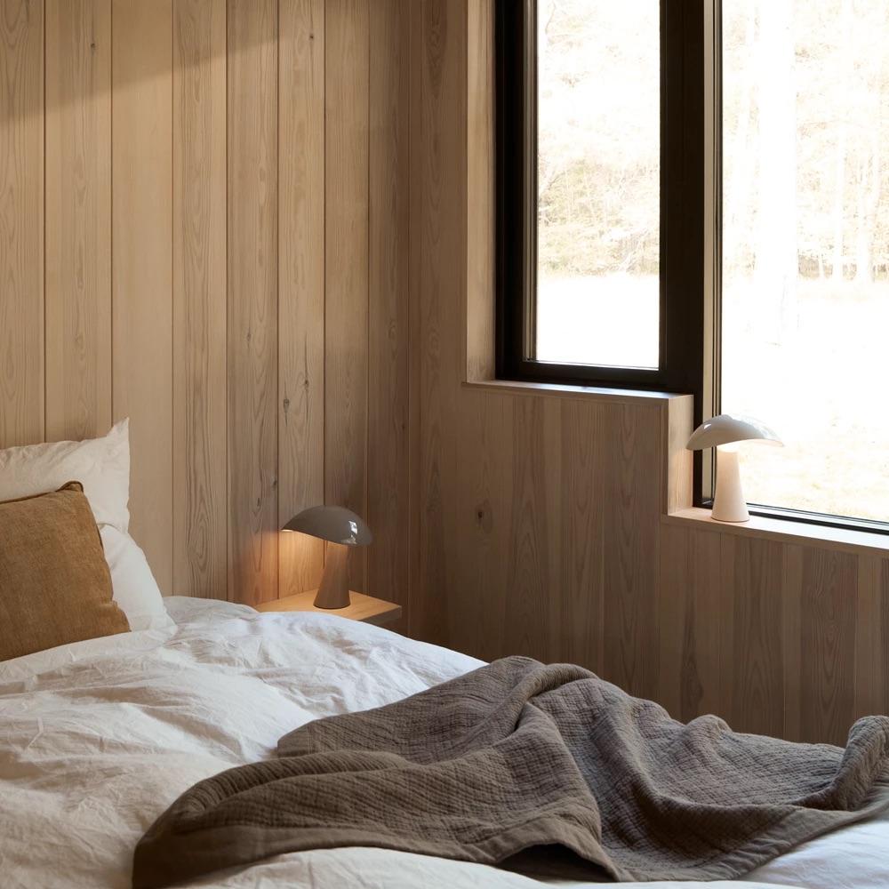 Lampe portative 'Rumee 220' en gris par Gabriel Tan pour Louis Poulsen

Un nouveau design de Gabriel Tan, inspiré par les courbes ondulées d'un chapeau large et spacieux. La 