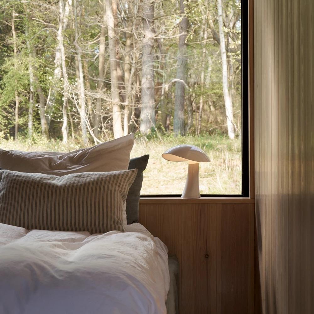 Lámpara portátil 'Rumee 220' en blanco de Gabriel Tan para Louis Poulsen Moldeado en venta