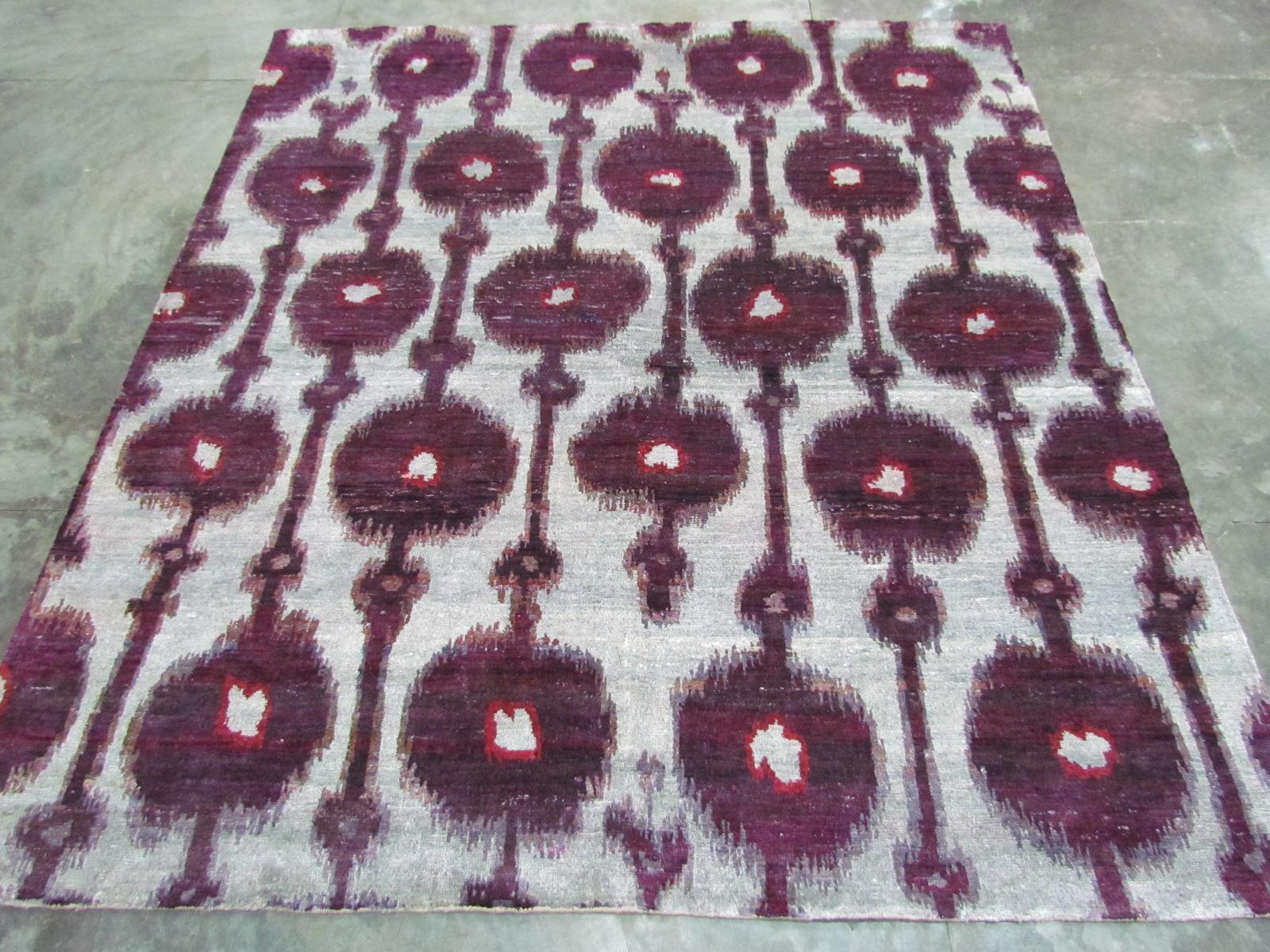 Zeitgenössischer handgeknüpfter Teppich aus natürlicher Seide in Silber und Lila, auf Lager (Organische Moderne) im Angebot