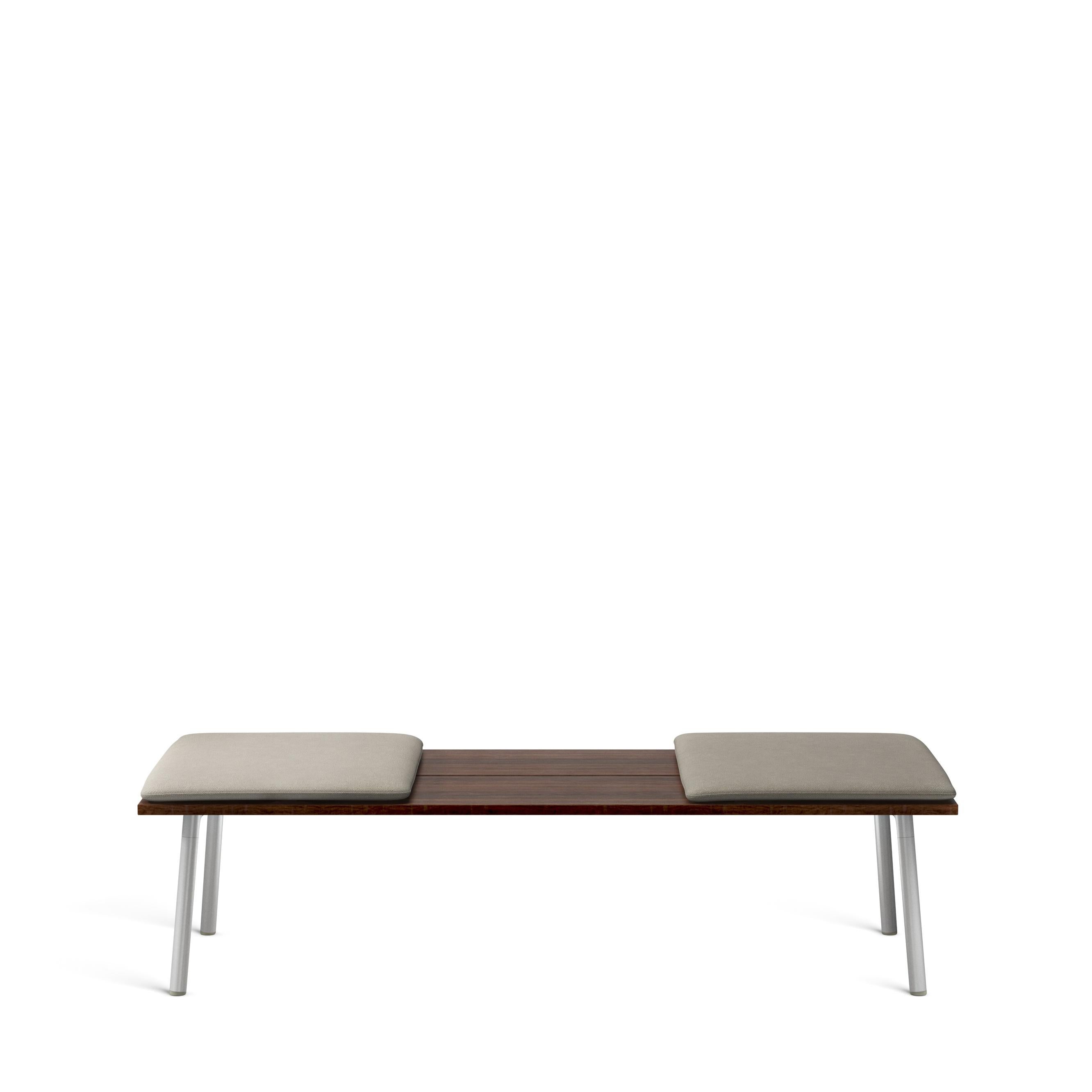Run est une collection de tables, de bancs et d'étagères de Sam Hecht et Kim Colin, designers de la simplicité et du non-sens. Run trouve sans effort l'équilibre dans des paysages intérieurs et extérieurs adaptés à la rencontre, au repas, à