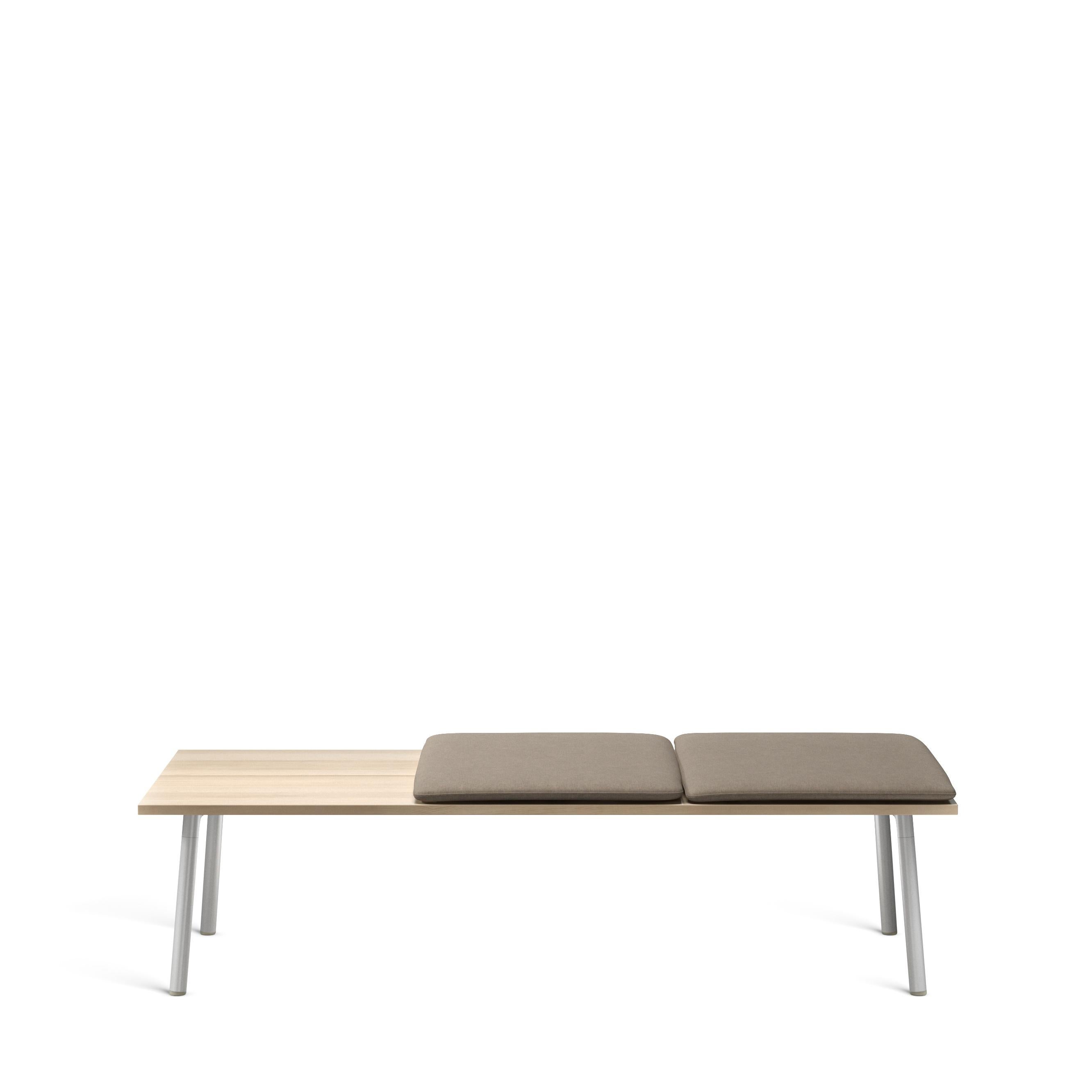 Run est une collection de tables, de bancs et d'étagères de Sam Hecht et Kim Colin, concepteurs d'objets simples et sans prétention. Run trouve sans effort un équilibre dans des paysages intérieurs et extérieurs adaptés aux rencontres, aux repas, à