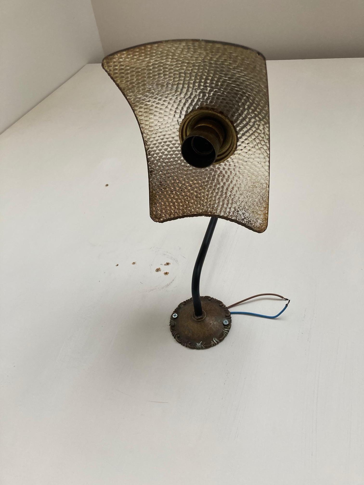 Antiche lampade da parete inglesi con paralume in vetro di mercurio su gallerie a collo di cigno.

3 DISPONIBILI

Inghilterra, 1910 circa. 

Resti originali delle etichette elettriche 