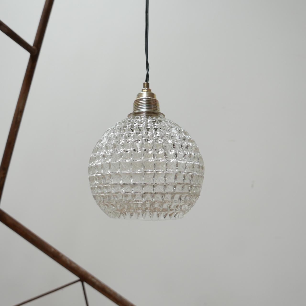 Una serie di quindici lampade a sospensione a sfera in vetro pressato. 

Buona qualità, base aperta. 

Olanda, anni '90 circa. 

Ricablato con nuovi portalampada. 

Prezzo e vendita individuale.

Dimensioni: 19 Altezza x 16 Diametro in