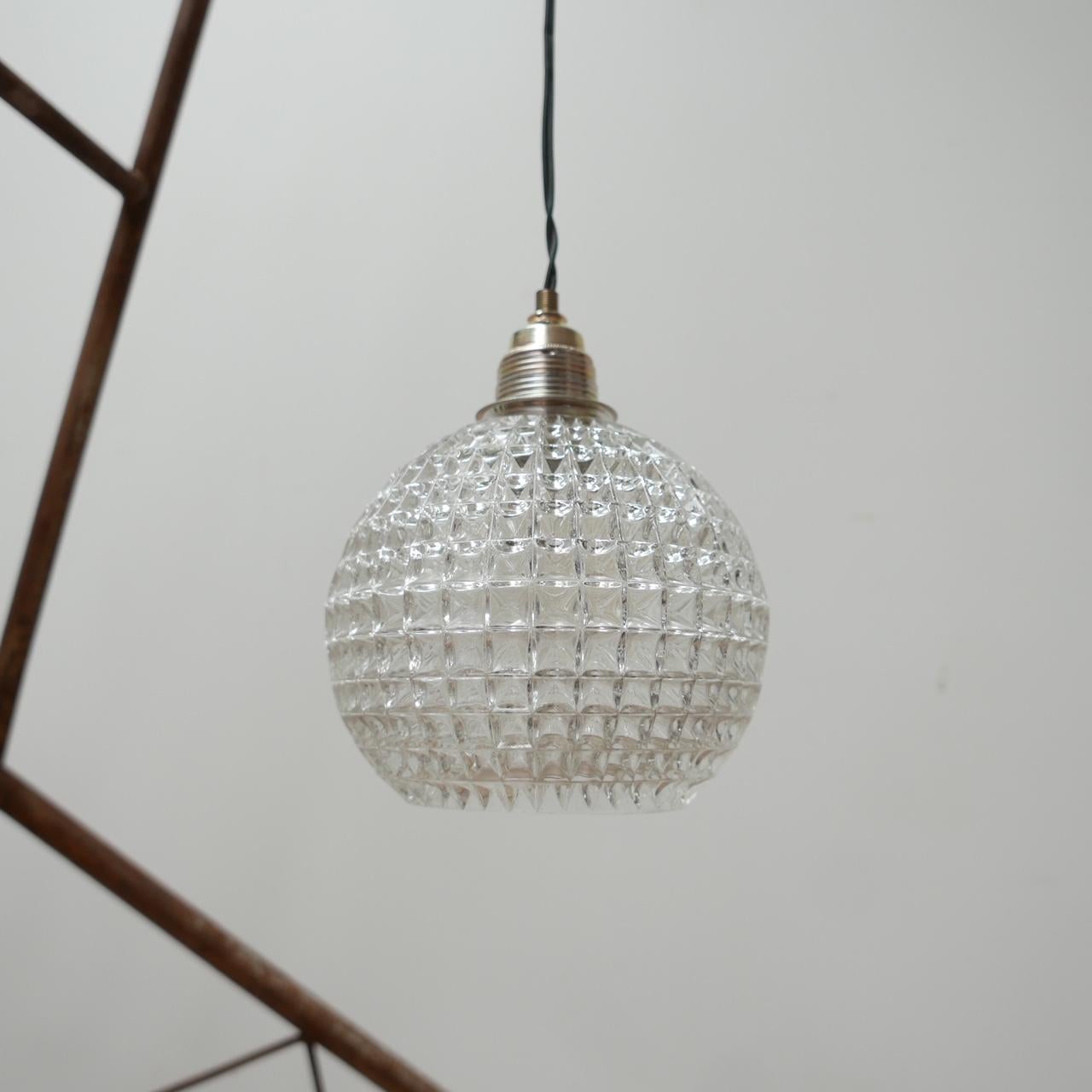 XIX secolo Serie di lampade a sospensione a sfera in vetro olandesi della fine del XX secolo '15' in vendita