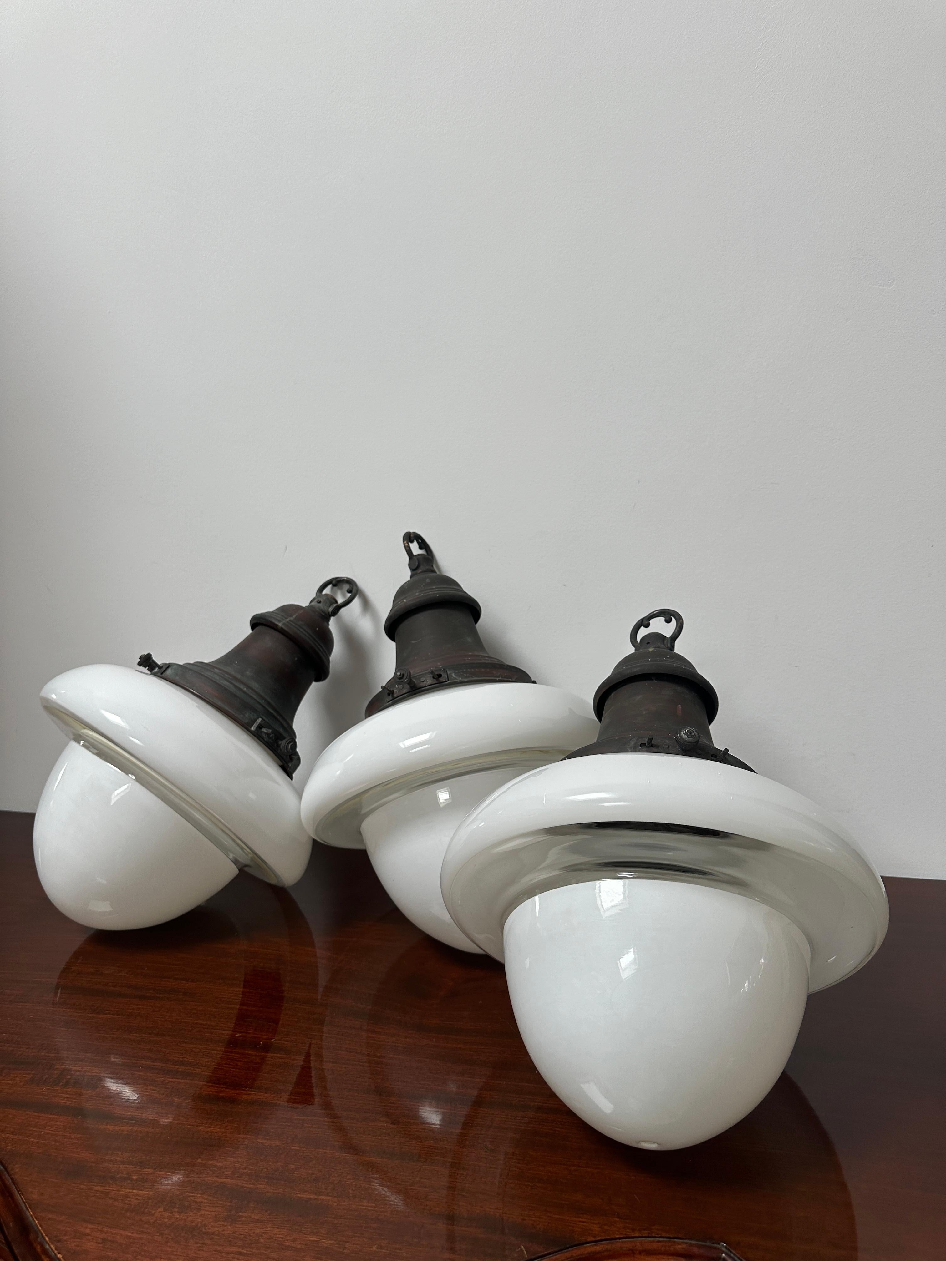 Run Set Antico Vintage Due Toni Chiesa Opalino Vetro Latteo Ciondolo da soffitto in vendita 4