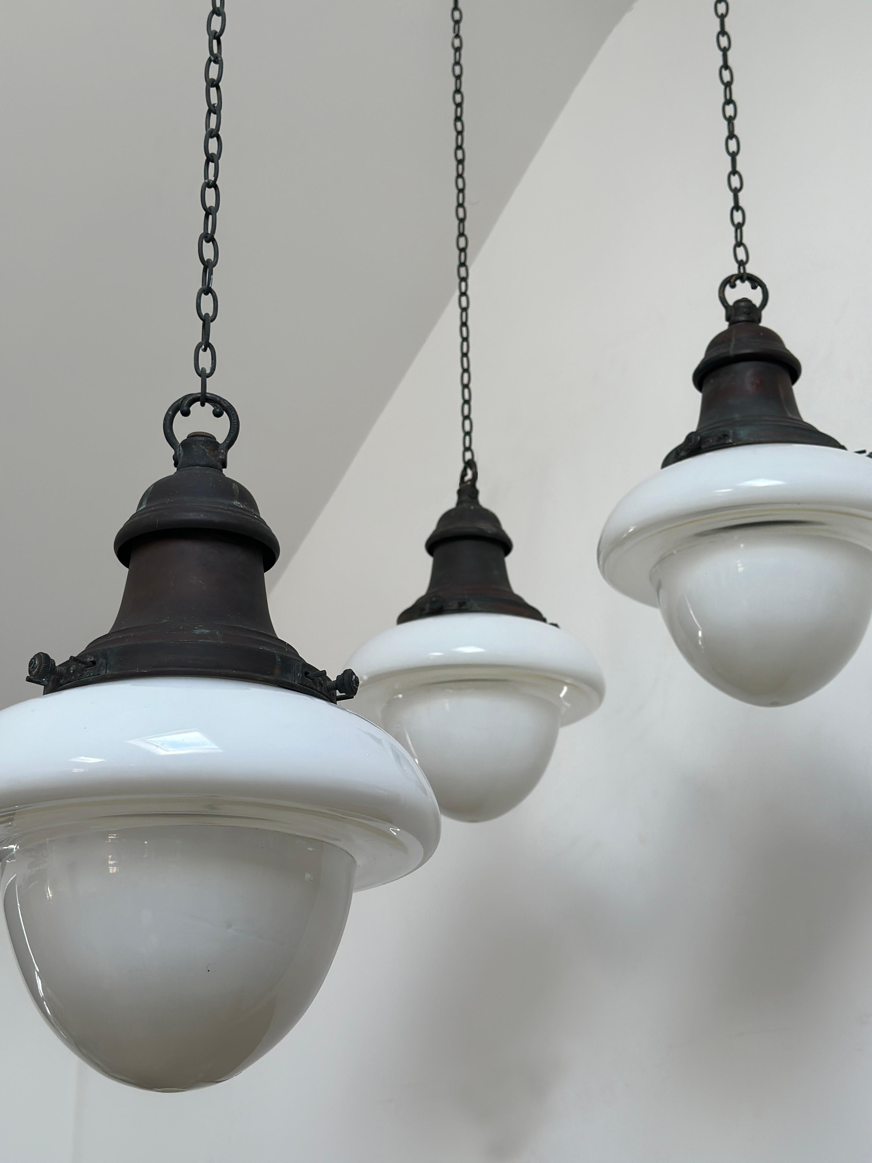 - Un meraviglioso set di pendenti da soffitto opalini da chiesa a due toni, Inghilterra, circa 1920.
- Usura commisurata all'età, opalino pesante bicolore in ottime condizioni, alcuni segni molto leggeri sul vetro e intorno ai piccoli fori di