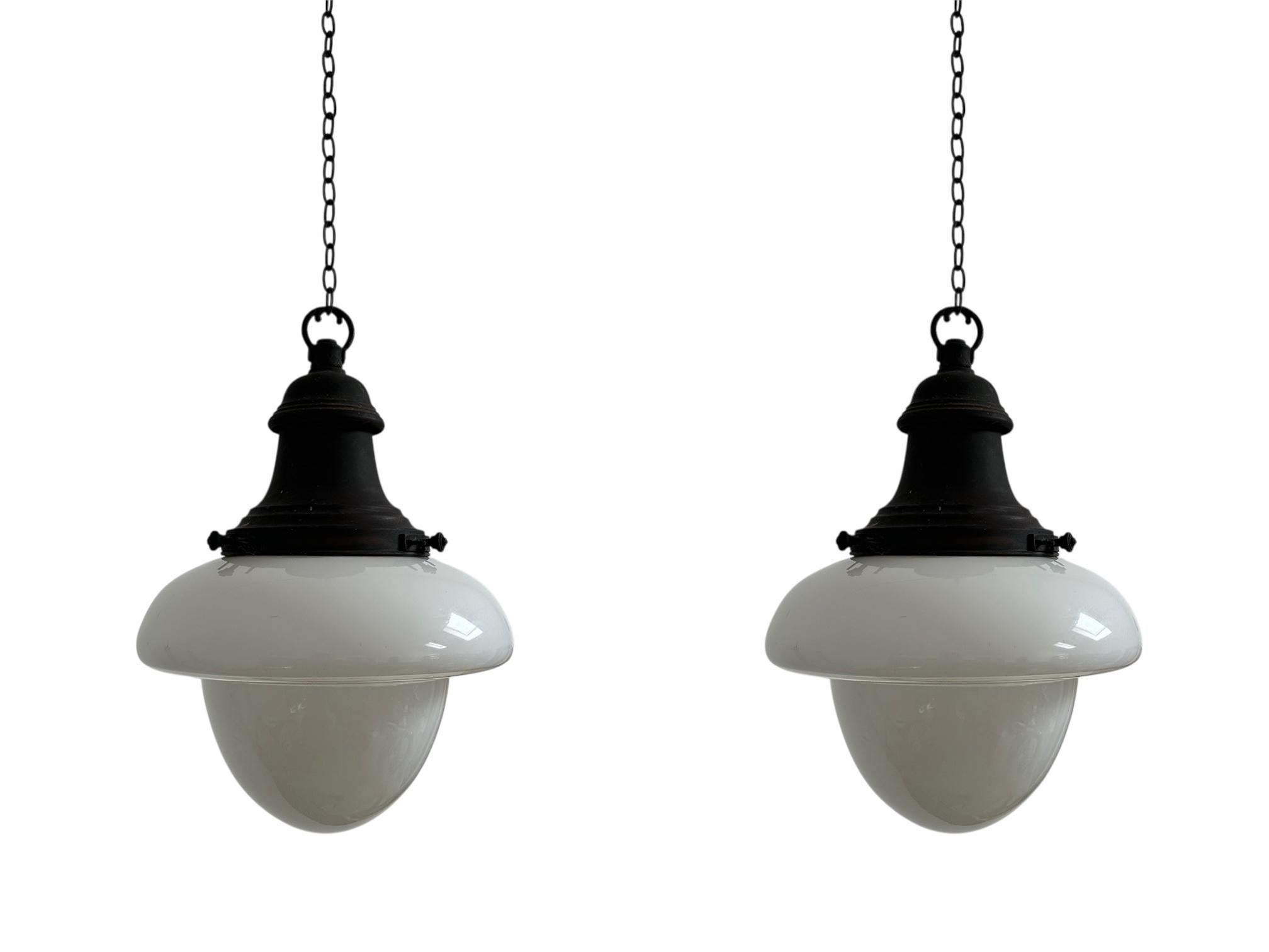 XX secolo Run Set Antico Vintage Due Toni Chiesa Opalino Vetro Latteo Ciondolo da soffitto in vendita