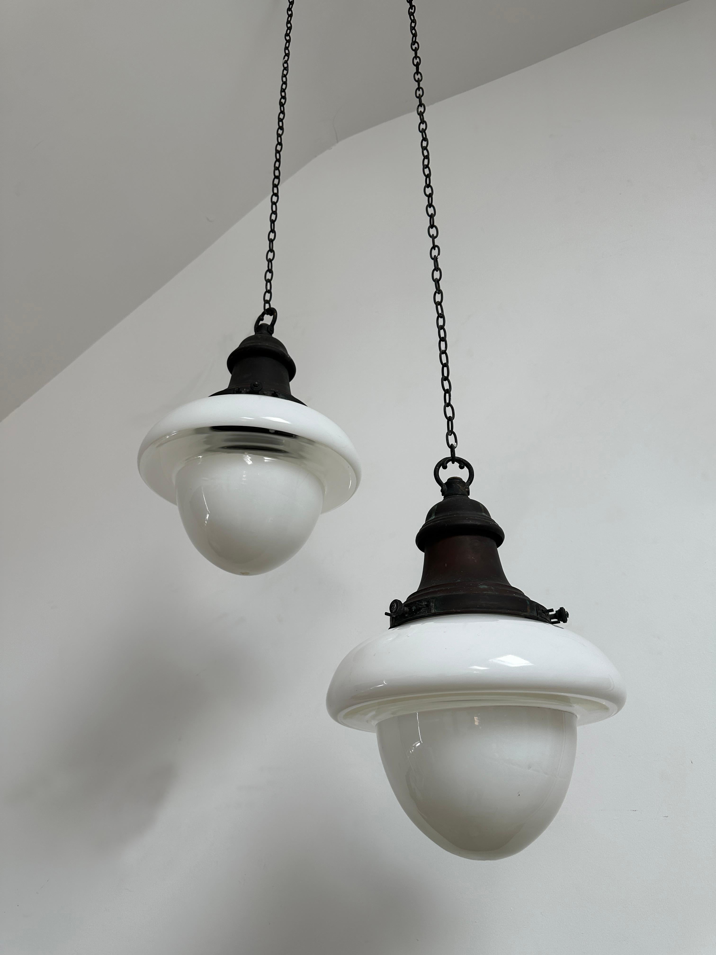 Vetro opalino Run Set Antico Vintage Due Toni Chiesa Opalino Vetro Latteo Ciondolo da soffitto in vendita