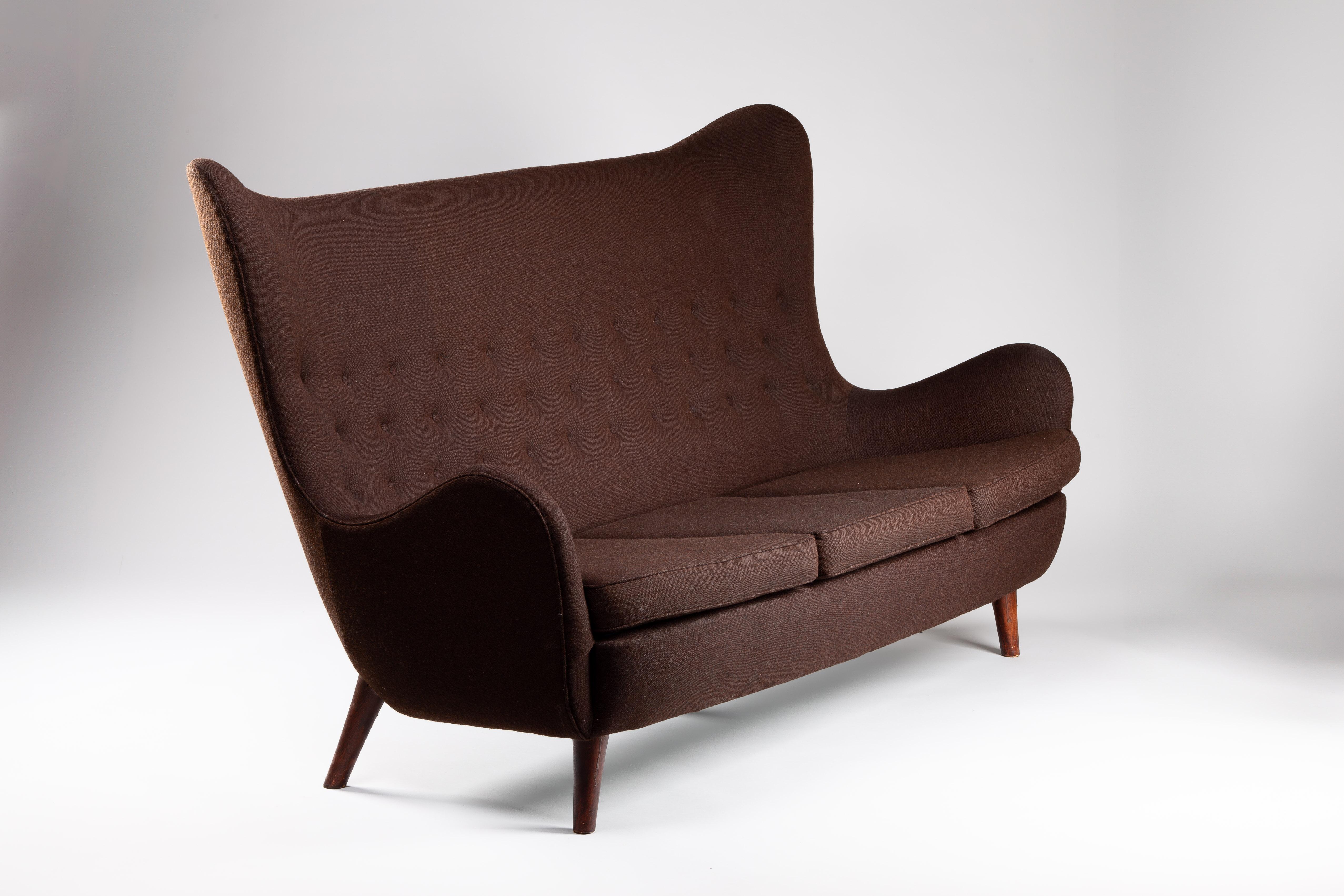 Sumérgete en la auténtica elegancia vintage escandinava con el sofá de los años 50 Runar Engblom, diseñado originalmente para el emblemático Hotel Vaakuna de Helsinki. Esta exquisita pieza encarna la artesanía atemporal y la sofisticación de