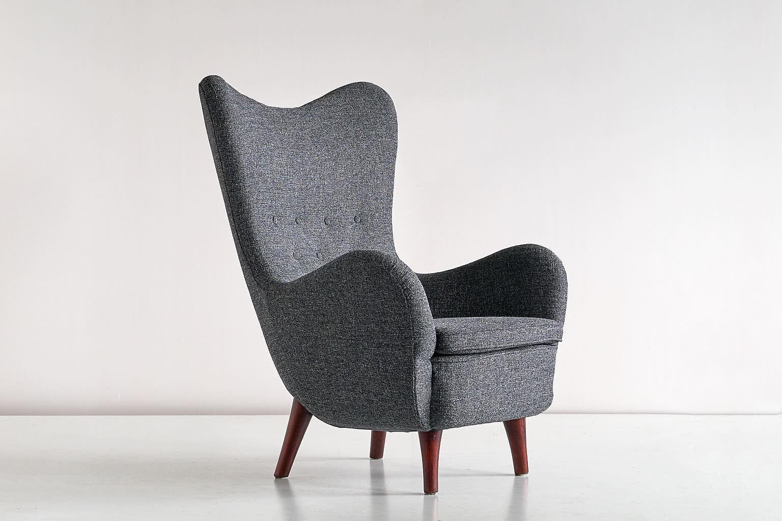 This rare armchair was designed by Runar Engblom for the Vaakuna Hotel in Helsinki in 1951. The chair was produced for the hotel interior only by the Finnish manufacturer Boman. The curved, round shape gives the chair a striking appearance. The