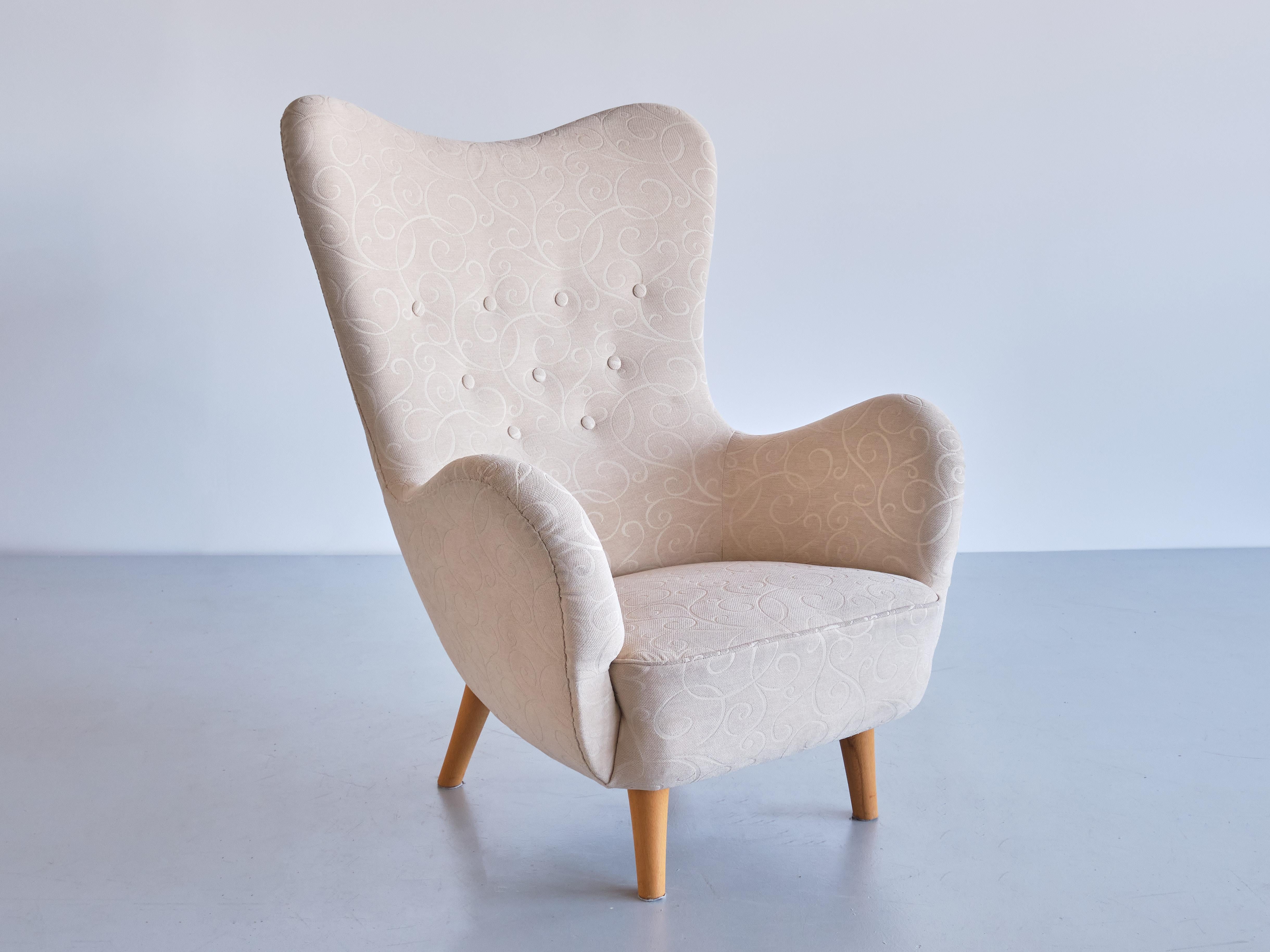 Ce fauteuil rare a été conçu par Runar Engblom pour l'hôtel Vaakuna à Helsinki en 1951. La chaise a été produite spécialement pour l'intérieur de l'hôtel par le fabricant finlandais Boman. La forme ronde et incurvée donne à la chaise un aspect