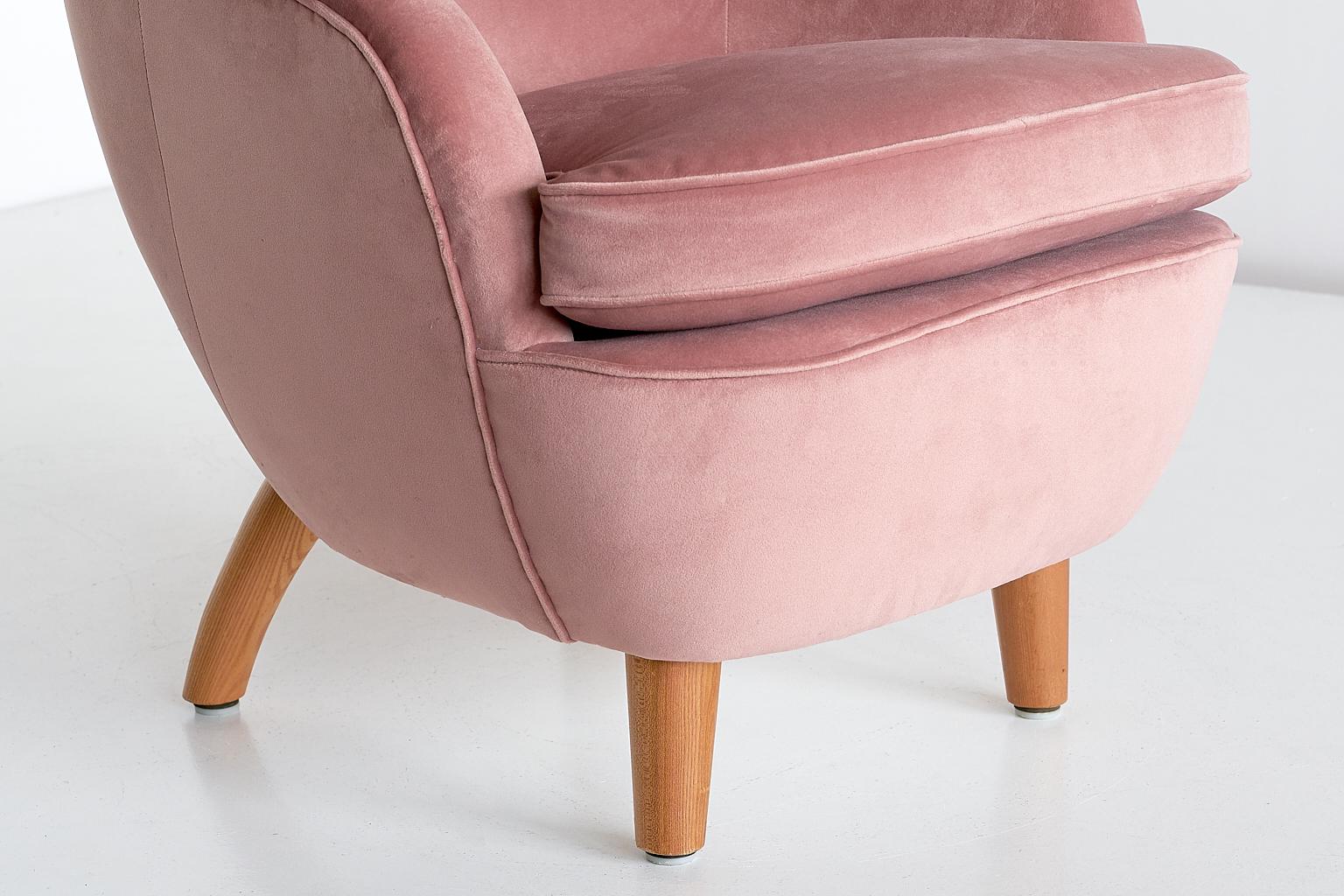 Runar Engblom Armchair in Pink Velvet and Elm Wood, Hotel Vaakuna, Finland, 1951 For Sale 1