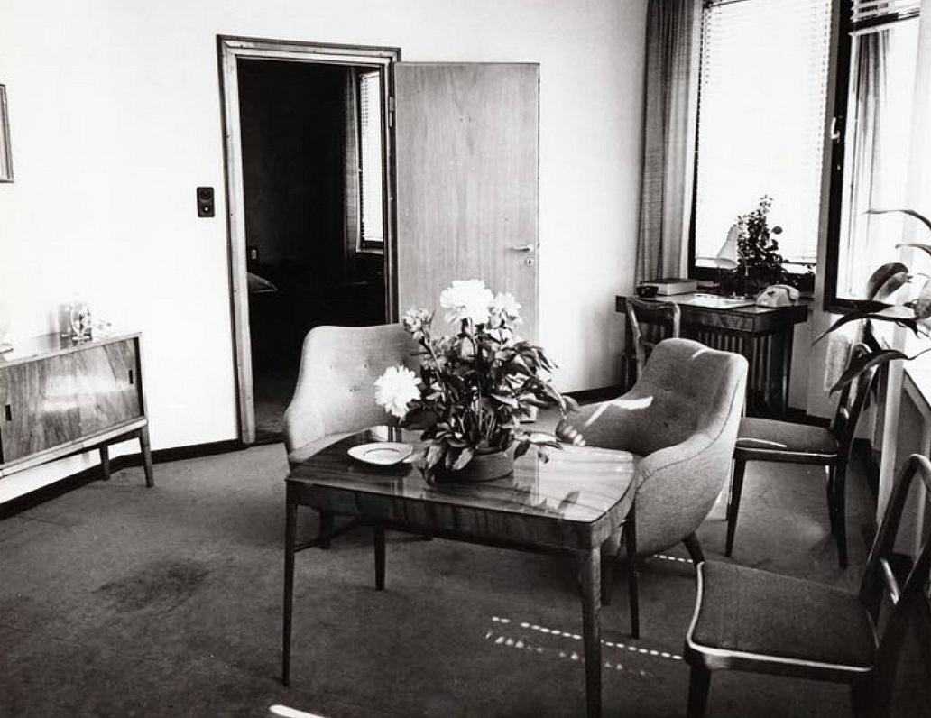 Runar Engblom Armchair in Pink Velvet and Elm Wood, Hotel Vaakuna, Finland, 1951 For Sale 2