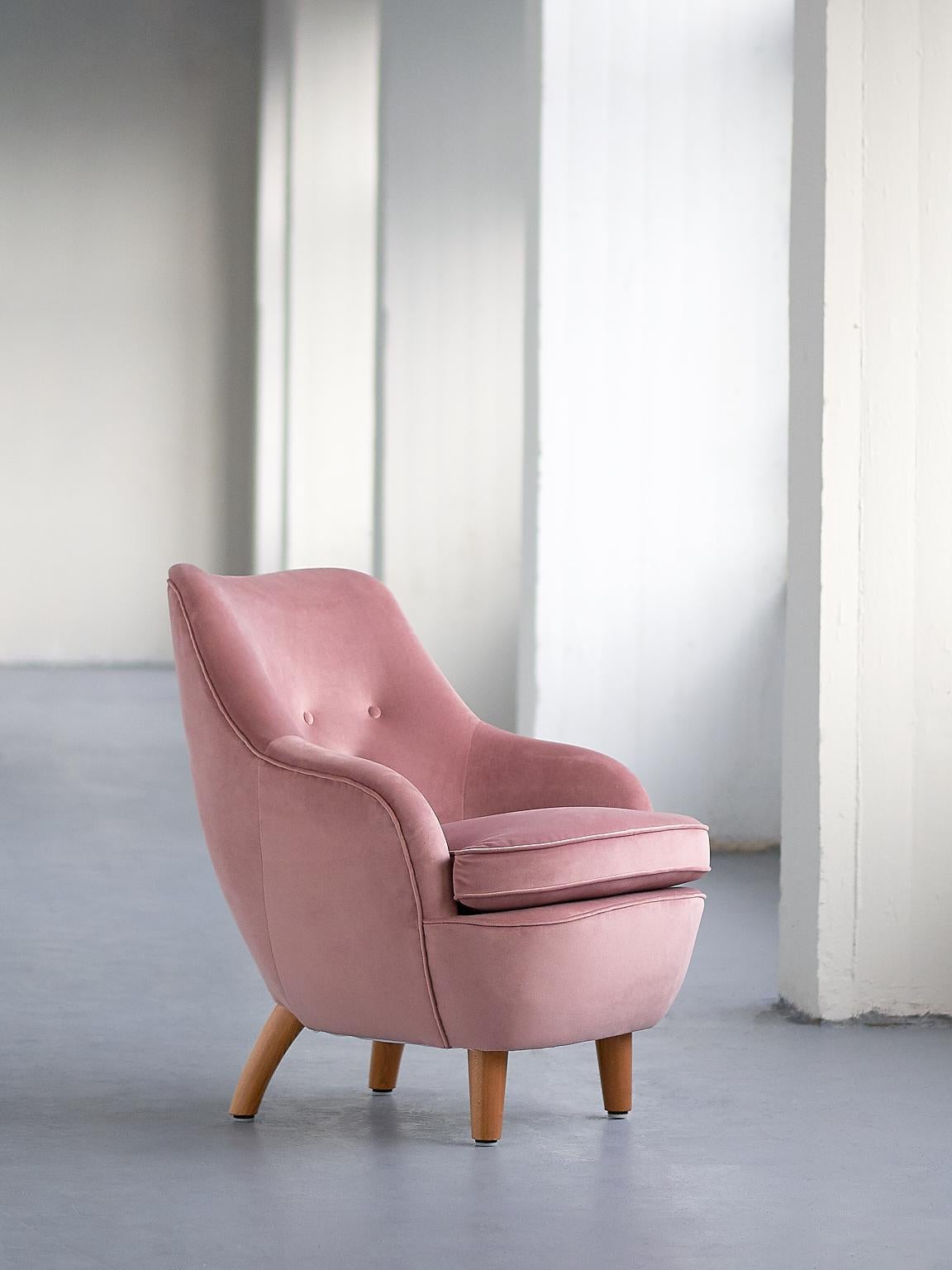 Ce fauteuil rare a été conçu par Runar Engblom pour l'hôtel Vaakuna à Helsinki en 1951. La forme ronde et incurvée donne à la chaise un aspect saisissant. Les pieds arrière, de forme organique et pliés vers l'extérieur, et les pieds avant, ronds et