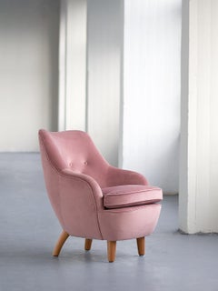 Fauteuil Runar Engblom en velours rose et bois d'orme:: Hôtel Vaakuna:: Finlande:: 1951