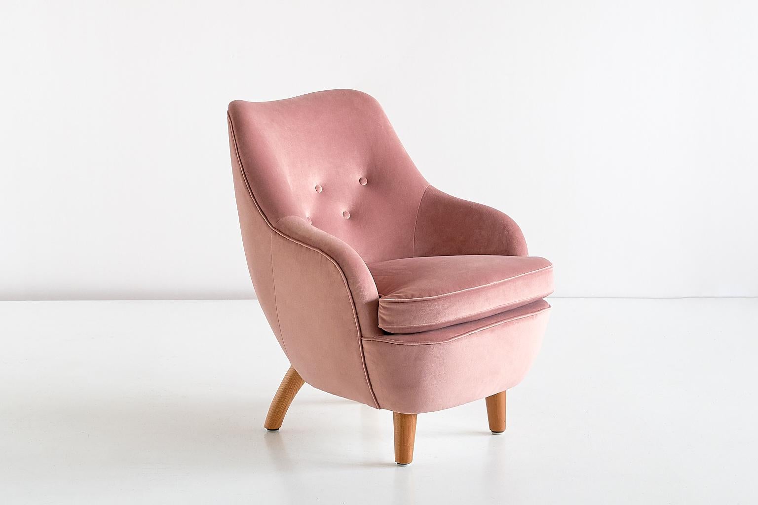 Scandinave moderne Fauteuil Runar Engblom en velours rose et bois d'orme:: Hôtel Vaakuna:: Finlande:: 1951 en vente