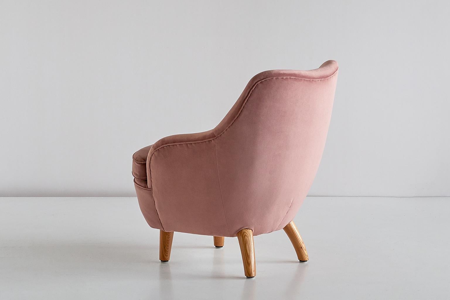 Mid-20th Century Runar Engblom Armchair in Pink Velvet and Elm Wood, Hotel Vaakuna, Finland, 1951 For Sale