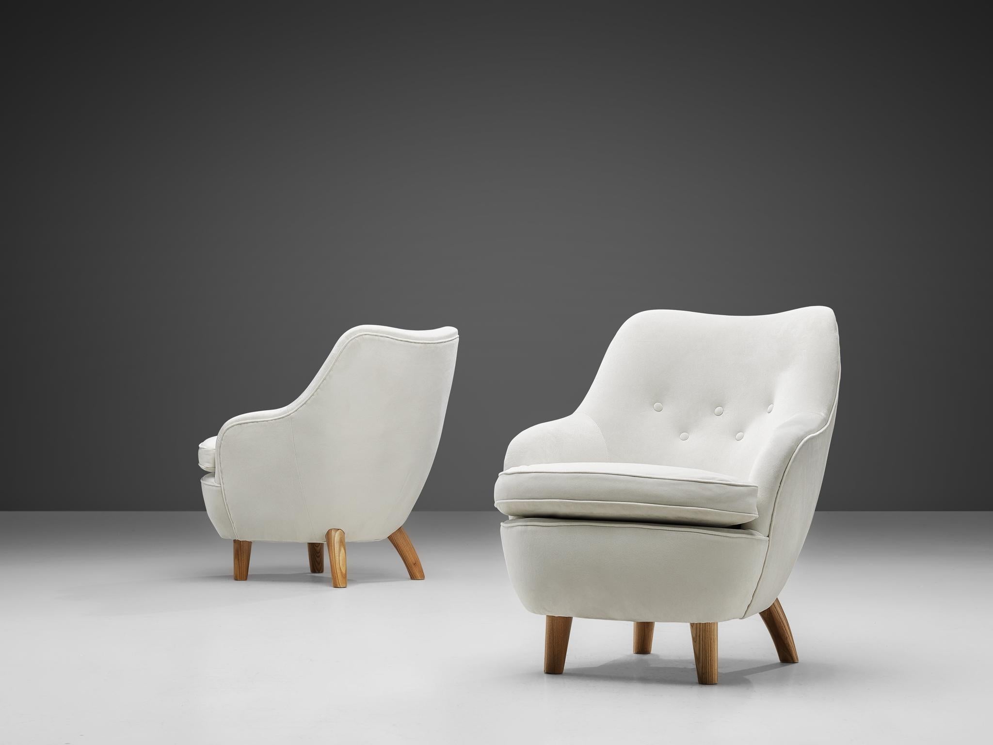 Runar Engblom, pair of armchairs, ivory white ultrasuede upholstery, elm, Finland, 1950s

Rare pair of armchairs designed by Runar Engblom in 1951. The chairs have a distinct appearance with their curved shape and soft and organic angles. They are
