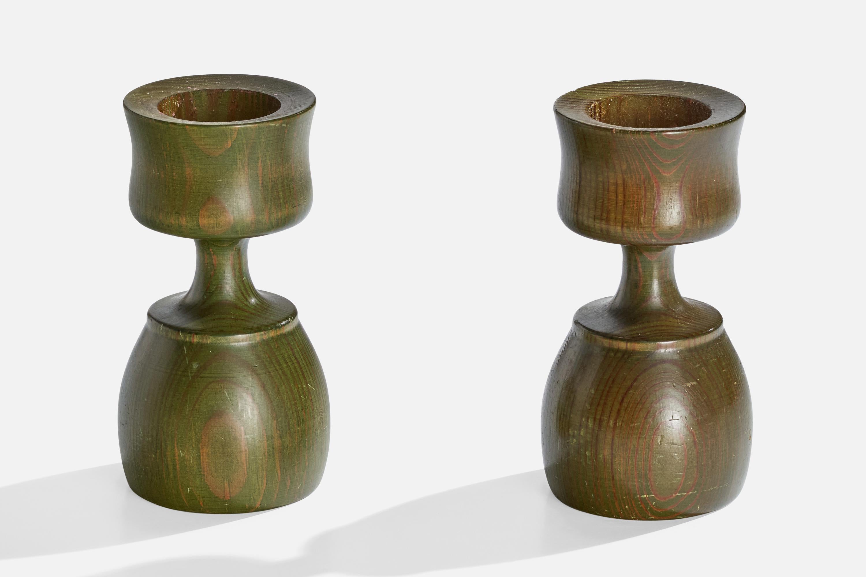 Coppia di portacandele o candelabri in pino verde-cerato prodotti da Rune Ericson, Svezia, anni '70 circa.

*Cera di candela essiccata all'interno, alcuni graffi su entrambi i modelli

Dimensioni: 6,75