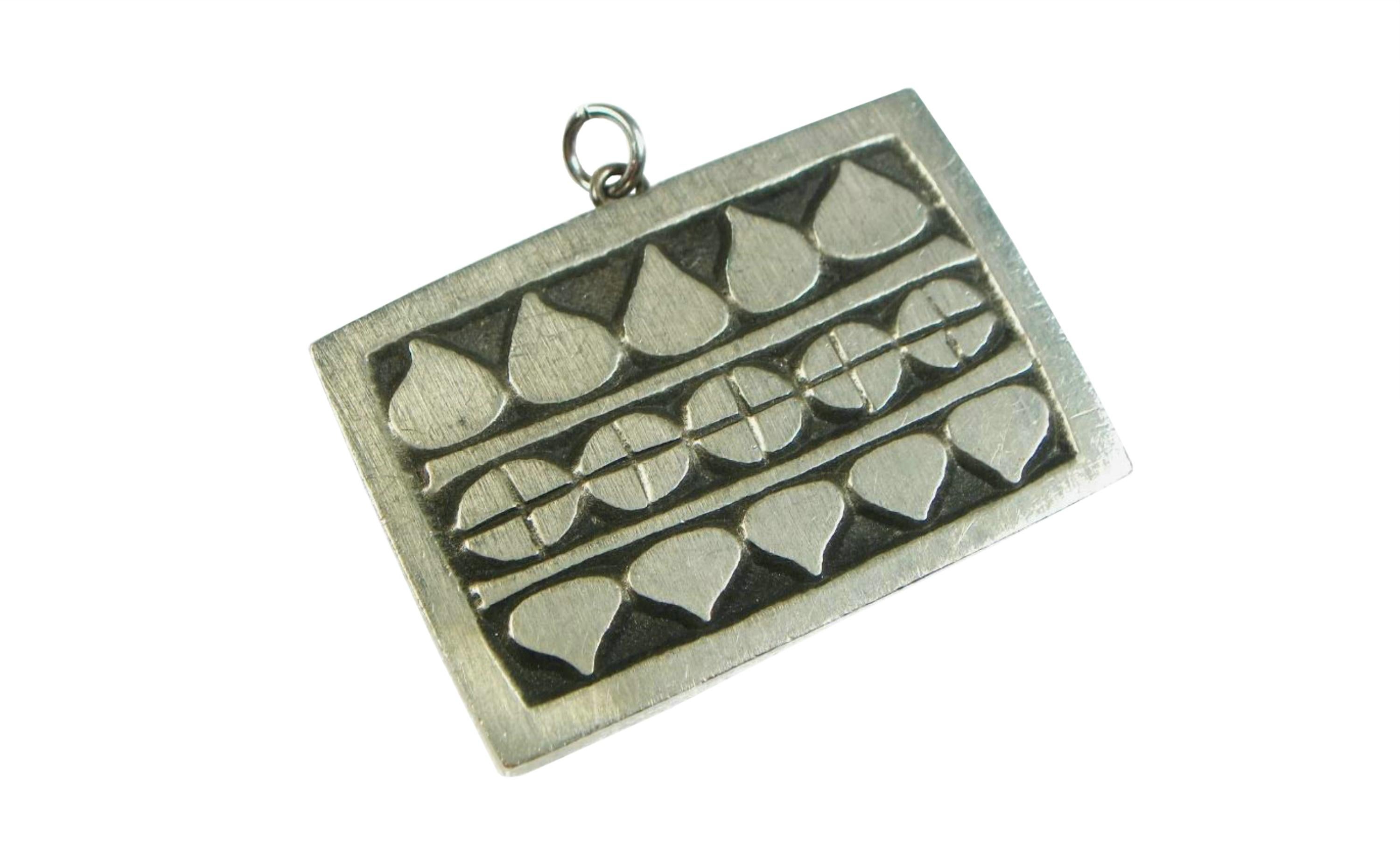 RUNE TENNESMED - Ciondolo modernista in peltro - firmato sul retro - Svezia - fine XX secolo.

Eccellenti condizioni vintage - nessuna perdita - nessun danno - nessuna riparazione - pronto da indossare.

Dimensioni del ciondolo - 1 3/4