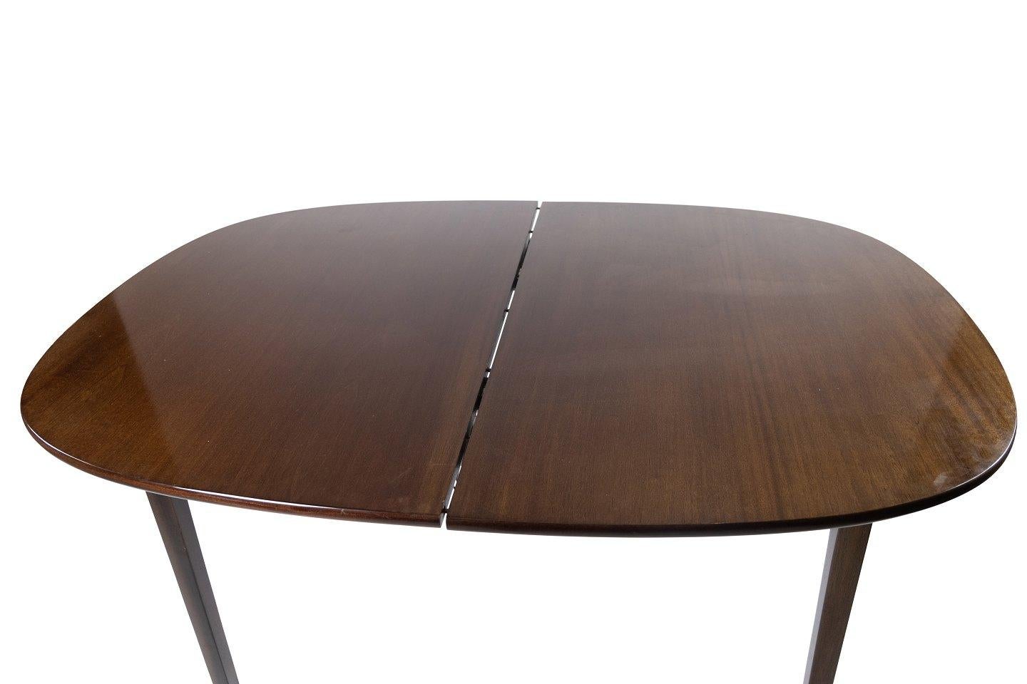 Rungstedlund dining table in mahogany designed by Ole Wanscher and manufactured by P. Jeppesen in the 1960s. The table is in great vintage condition and with two extension plates.
 