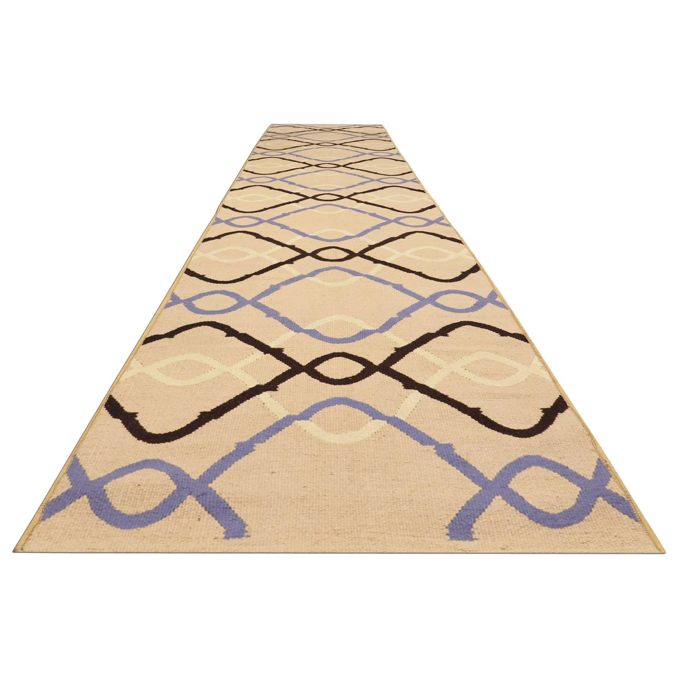 Flat-weave handcrafted in Zigler's handcrafted workshops in Egypt
Its design is based on the evolution of a traditional Kilim. Drawings of interlaced lines make up the central field
Elimination of the Classic valances to give a much more modern