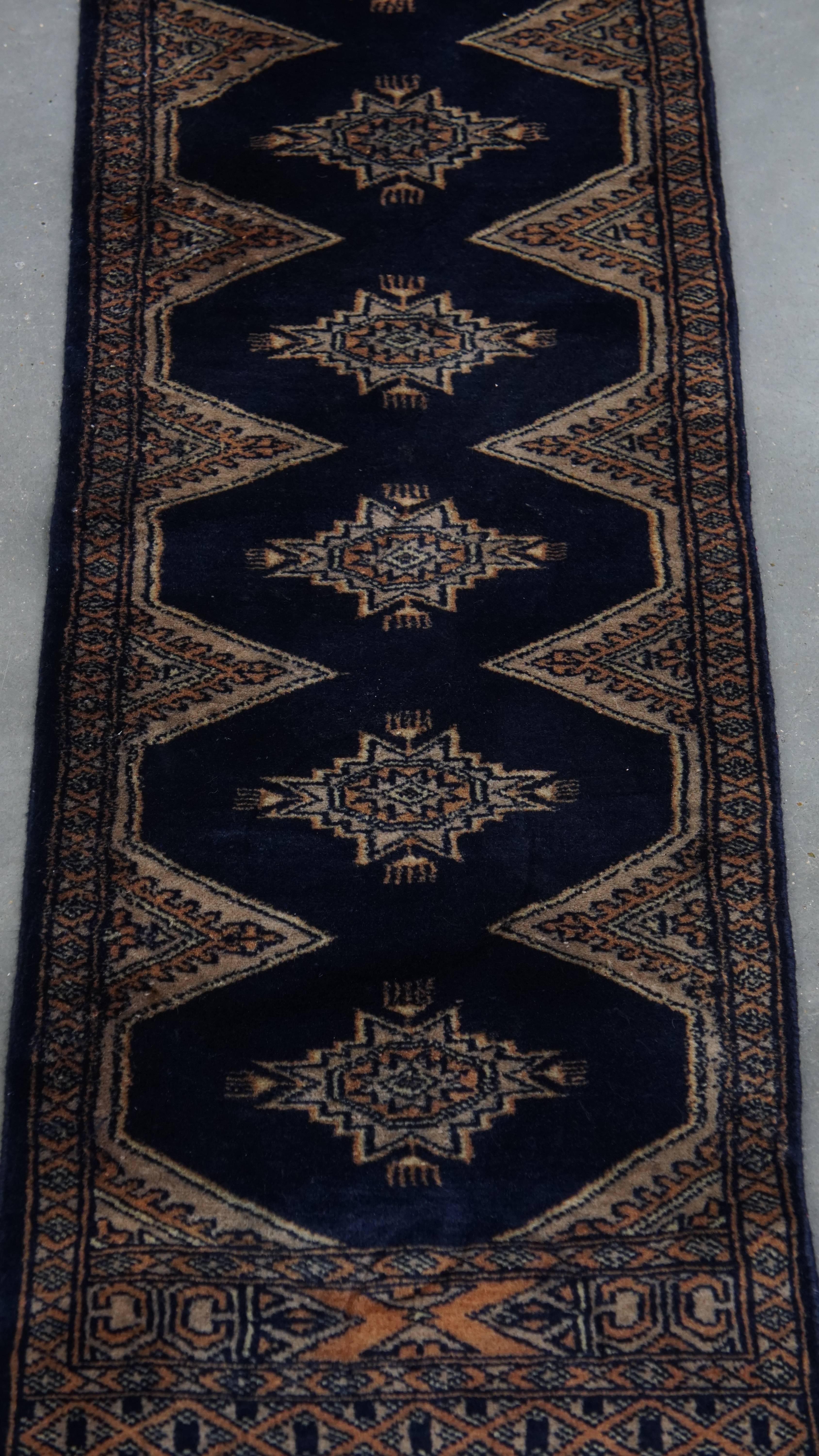 Hier wird dieser subtile, weiche und elegante Teppich im orientalischen Stil in überwiegend blauen Tönen mit den Maßen 148x40cm angeboten. Verschönern Sie Ihr Zuhause mit diesem schönen Stück. Es zeichnet sich durch atemberaubende Farben und