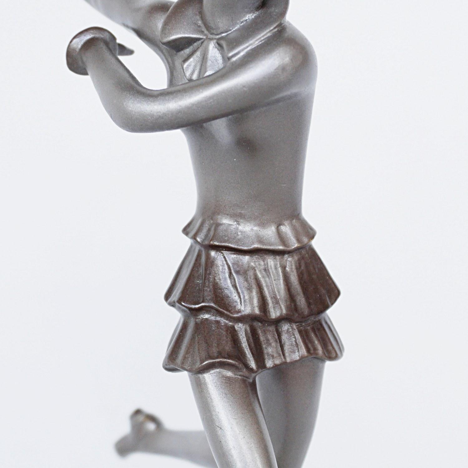 An Art Deco cold painted bronze sculpture by Josef Lorenzl (1892-1950). A running girl with a patinated dress and billowing hair. Set over a green onyx plinth. Signed Lorenzl to bronze. 

Excellent original condition.

Dimensions: H 23cm, W