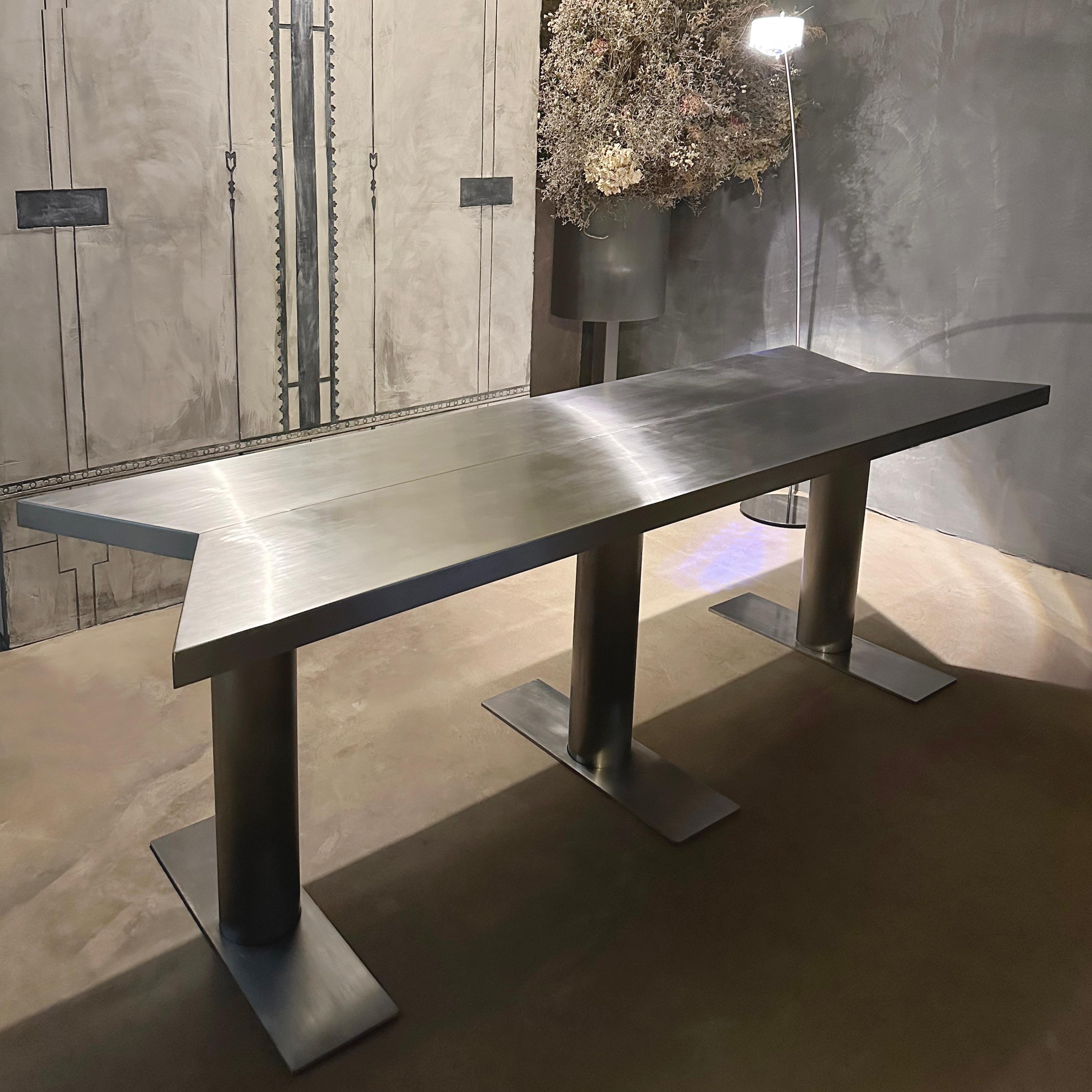 Table de salle à manger à canon en fer, JAMES VINCENT MILANO, Italie, 2023

Dessus hexagonal irrégulier. 
Pieds tripodes. 
Ensemble complété par des tables d'appoint 
