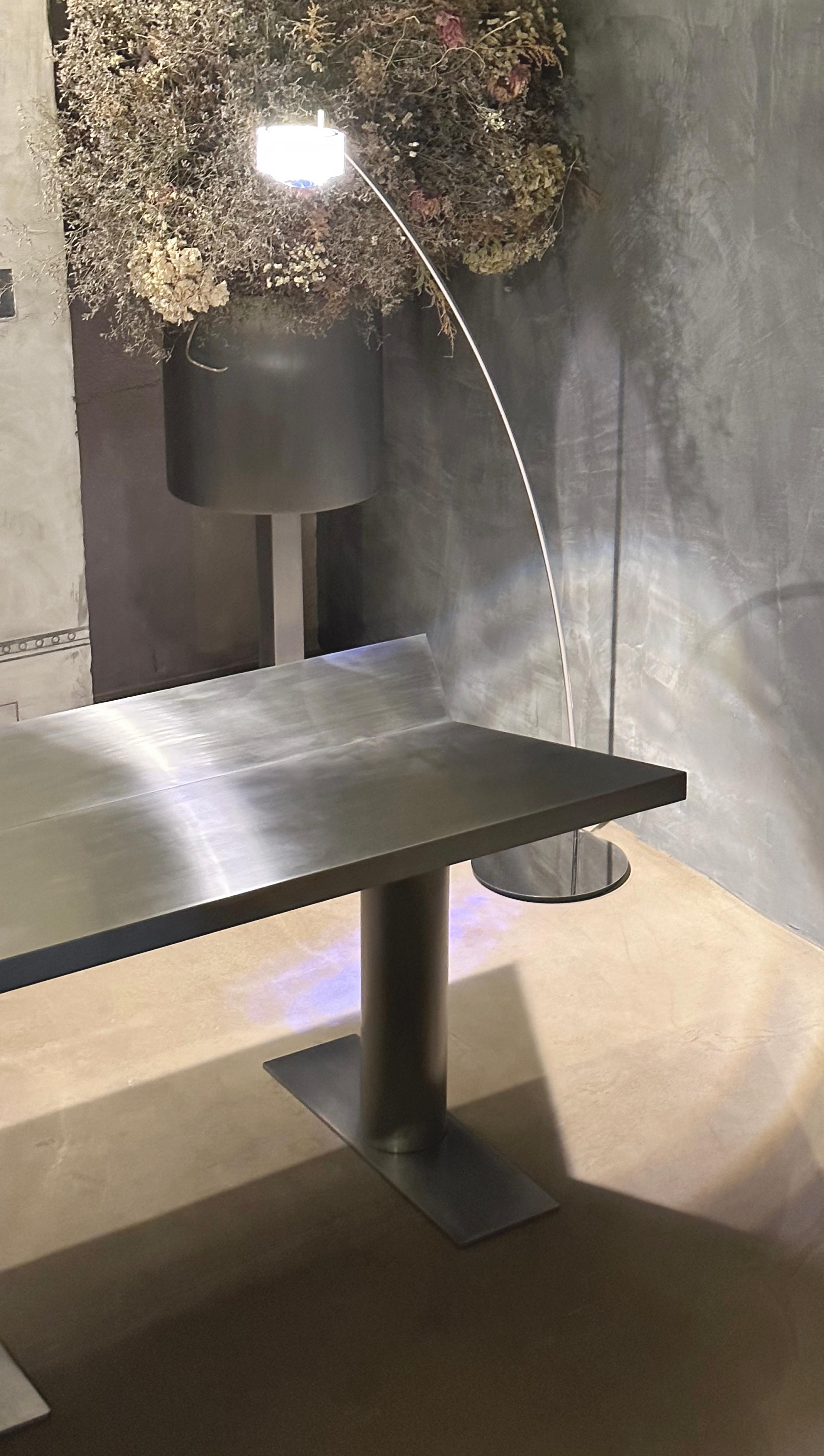 Brutalisme Table de salle à manger à canon en fer, JAMES VINCENT MILANO, Italie, 2023 en vente