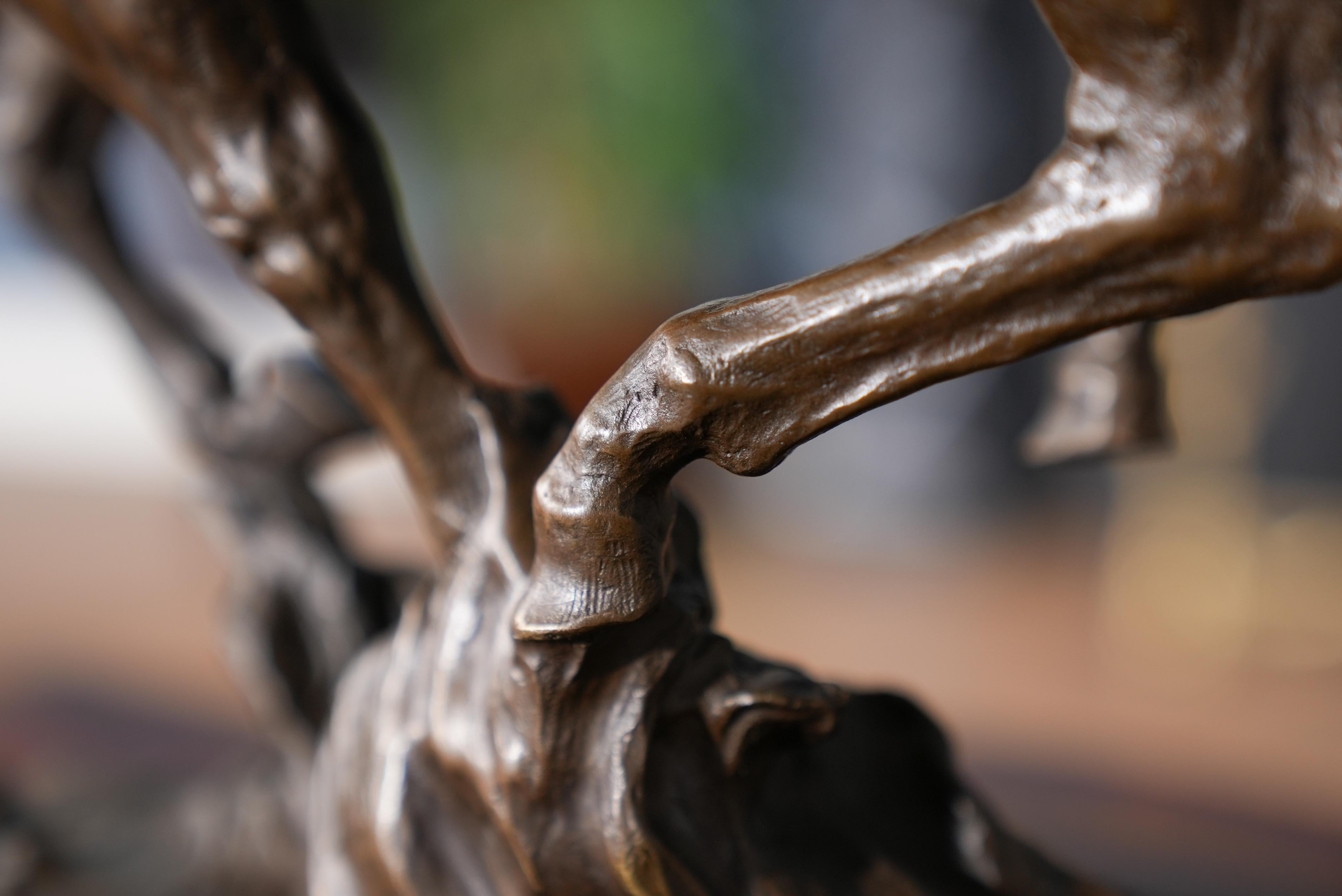 Laufendes Pferd auf Marmorsockel (Bronze) im Angebot