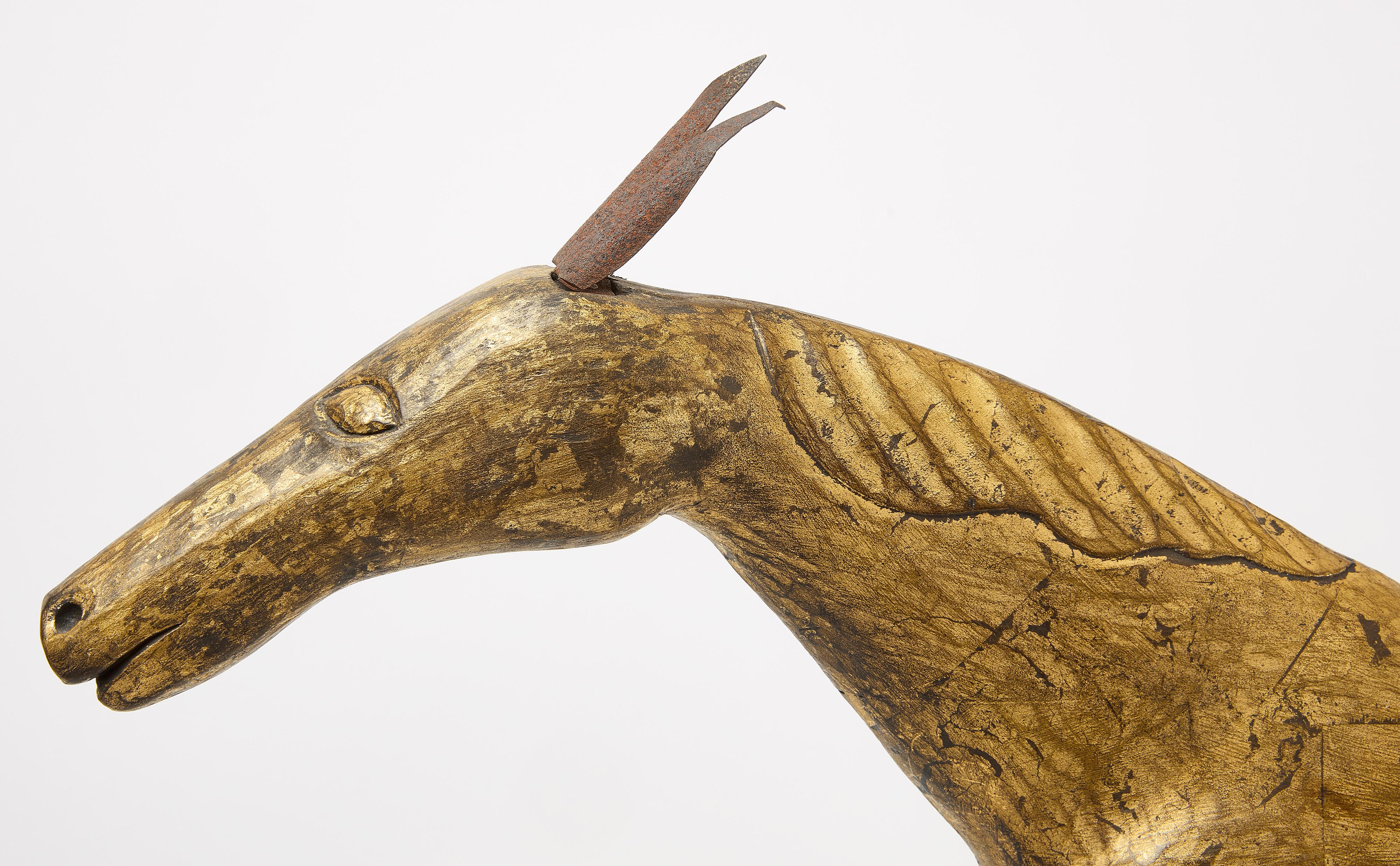 Notevole banderuola contemporanea con cavallo in corsa. Legno intagliato con foglia d'oro. Su cavalletto (incluso).

H 29-1/2