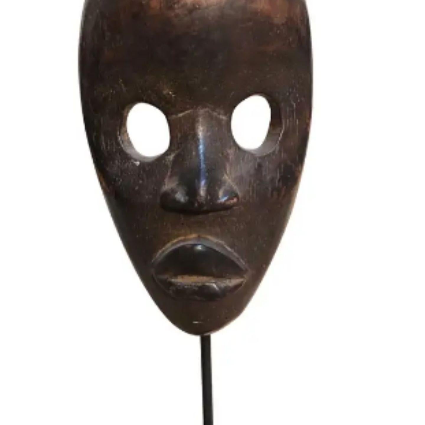 Running Mask Danh Tribe In Good Condition For Sale In Dallas, TX