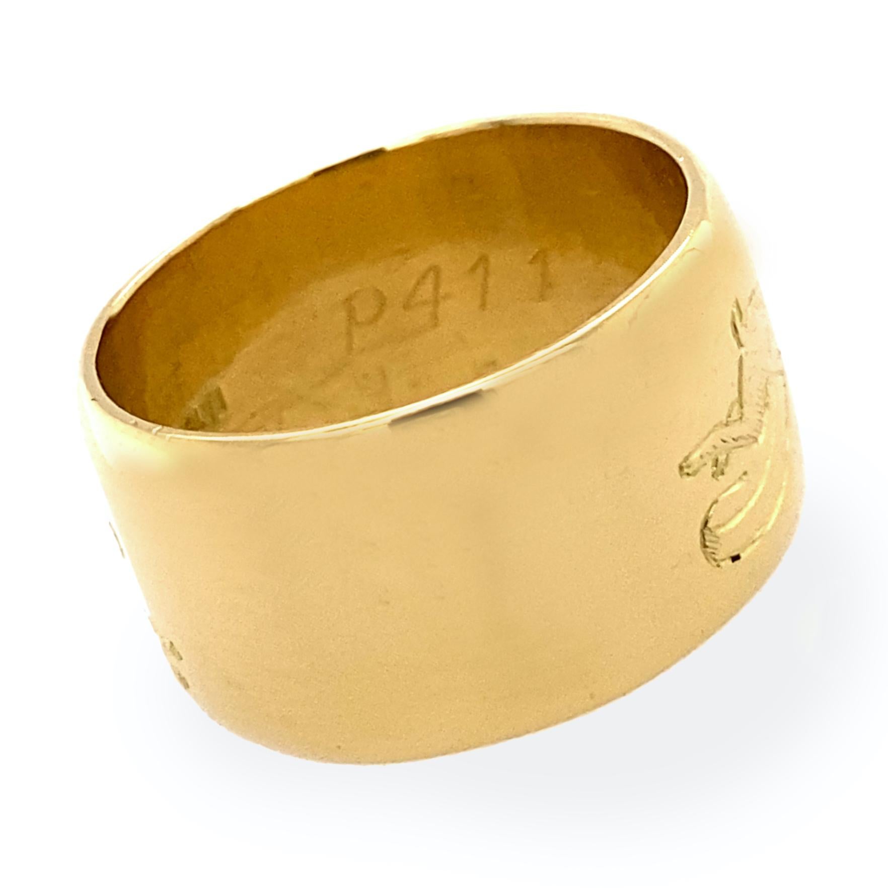 Women's or Men's Running Rabbits Engraved Wide Cigar Band in 18 Karat Gold, Made in London, 1971