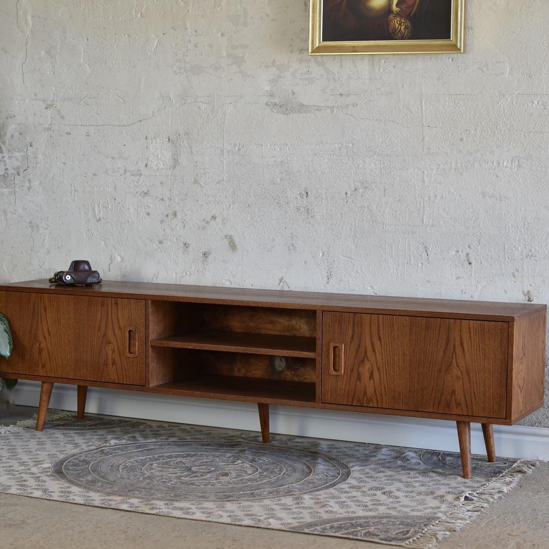 Cassettiera grande Runo di Pastform
Dimensioni: D 40 x L 190 x H 85 cm.
Materiali: Legno colorato e verniciato.

Disponibile in diverse finiture di colore del legno: Whiskey, Rum, BPA, Nobel, Brandy, Schwarz e Natura. Disponibile in tre diverse