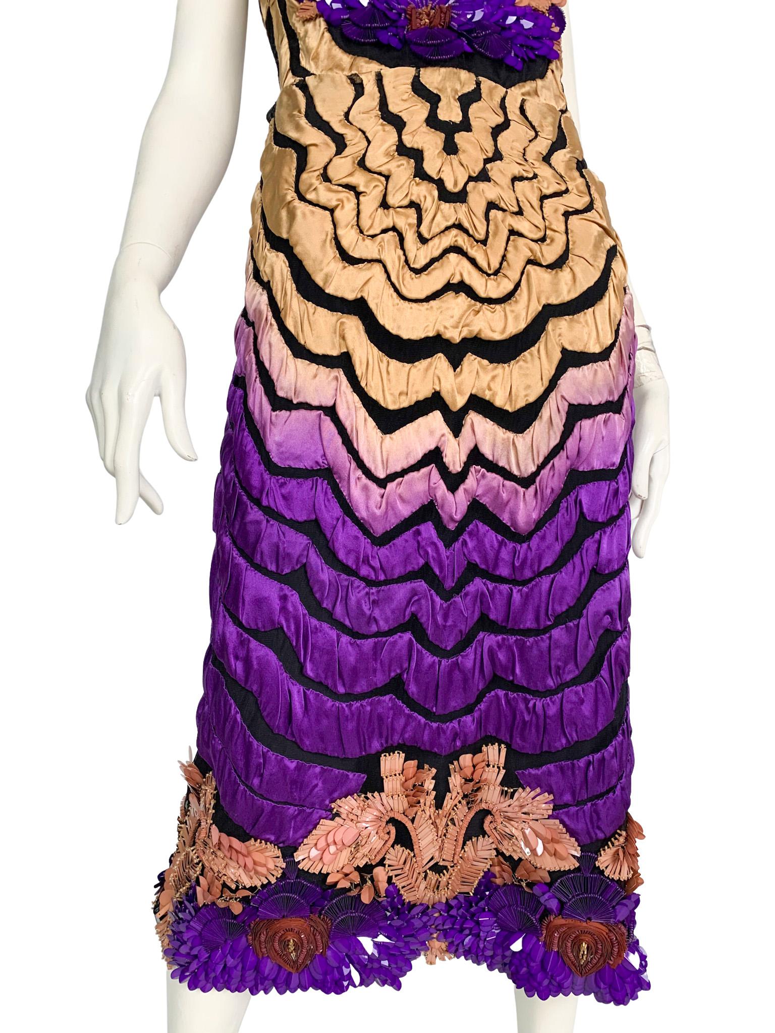 This Alberta Ferretti silk cocktail dress from the pre-fall 2016 collection is designed for a maximum visual impact.
Its wavy pattern is formed by voluminous silk appliques that give depth and texture to the dress, creating a three-dimensional