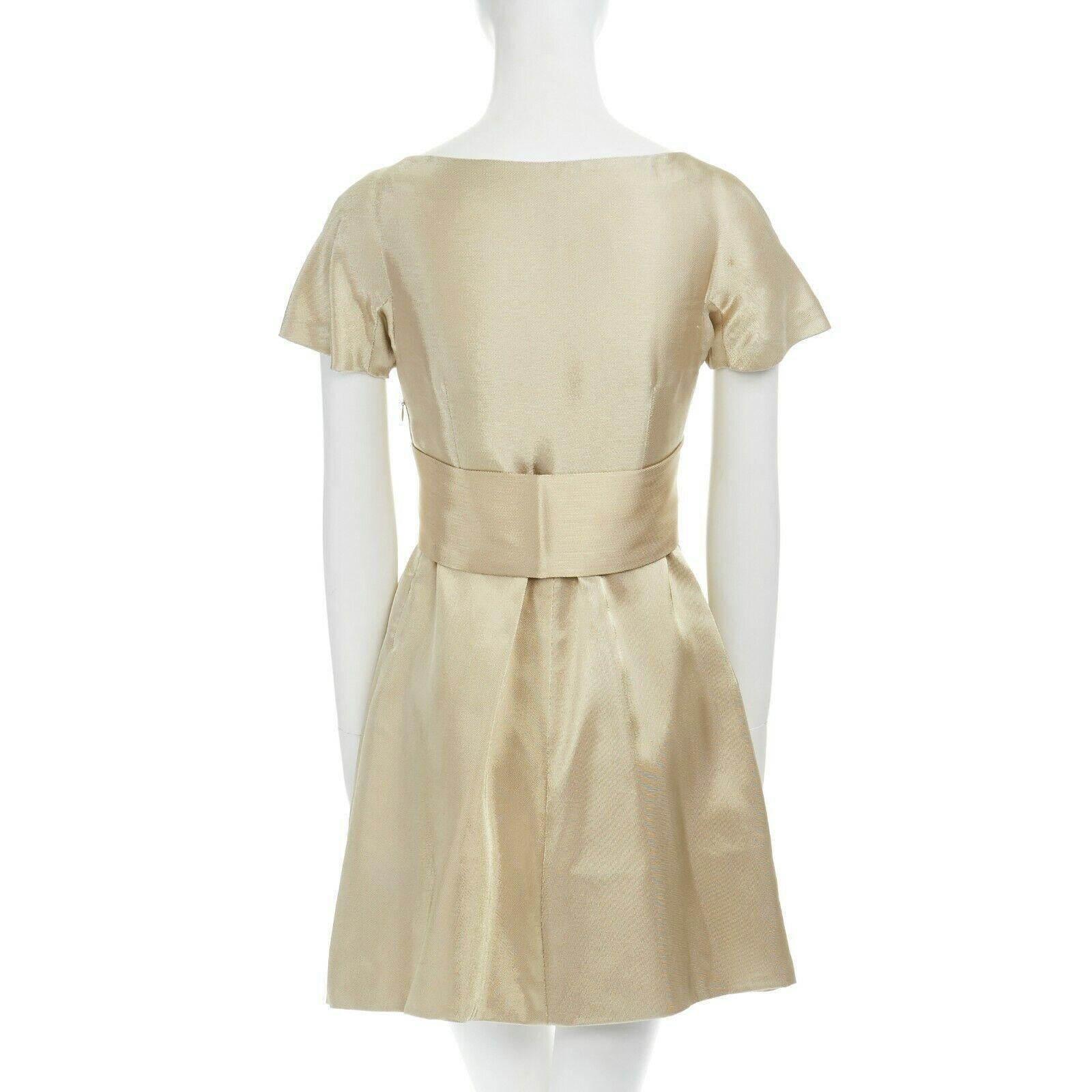 runway ALEXANDER MCQUEEN Vintage SS06 gold bow cocktail dress IT38 US0 UK6 S
ALEXANDER MCQUEEN
RAYON-VISCOSE, SILK, POLYESTER, ACETATE. METALLIC GOLD. 
V NECK. SHORT SLEEVES. DETACHABLE BOW RIBBON BELT. 
BELT SNAP BUTTON FRONT. FITTED AT HIGH WAIST.