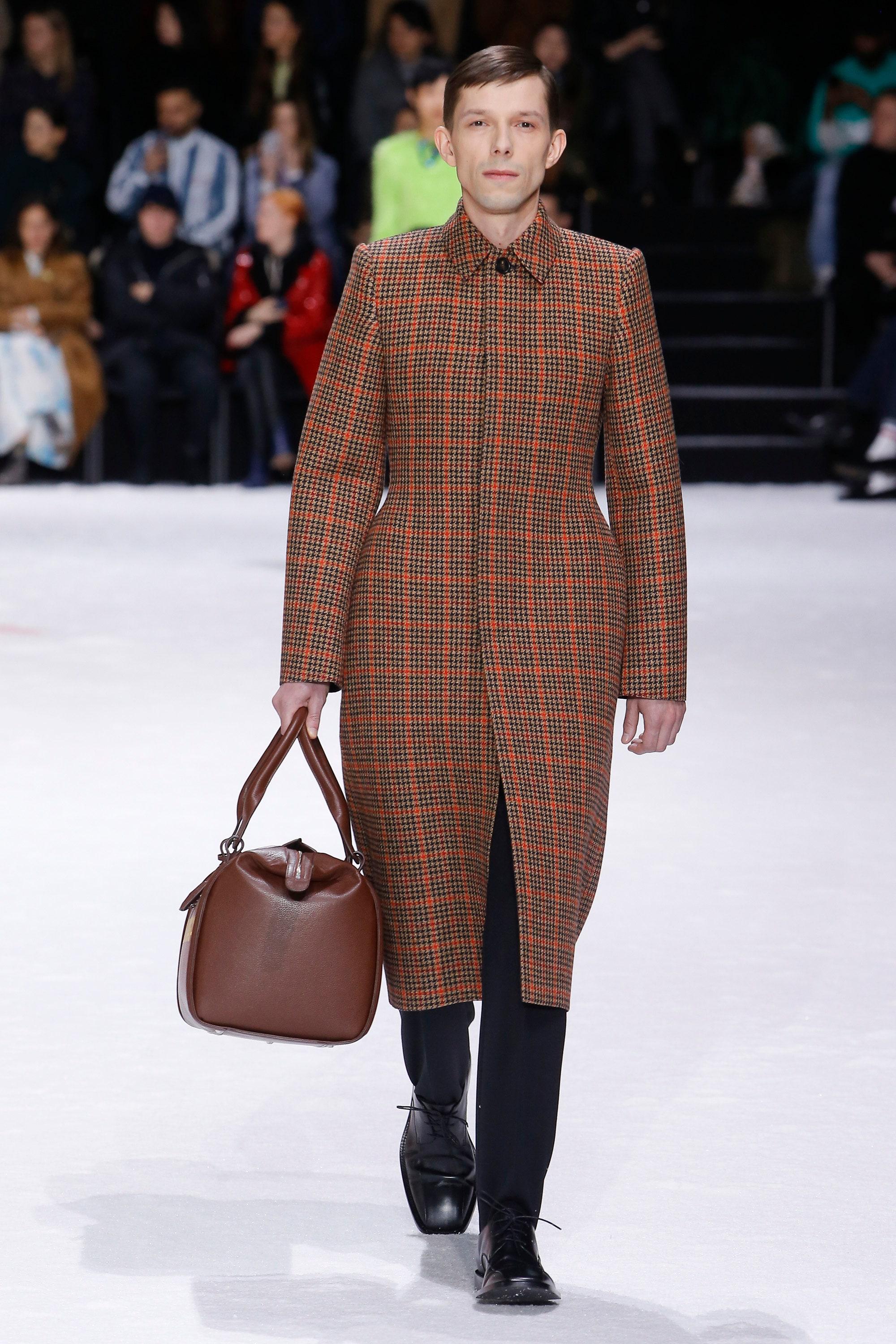 runway BALENCAIGA Demna 2019 Runway Hourglass brown check tweed coat IT44 XS 
Reference: TGAS/C00417 
Brand: Balenciaga 
Designer: Demna 
Collection: Fall Winter 2019 Runway 
Material: Wool 
Color: Brown 
Pattern: Check 
Closure: Button 
Extra