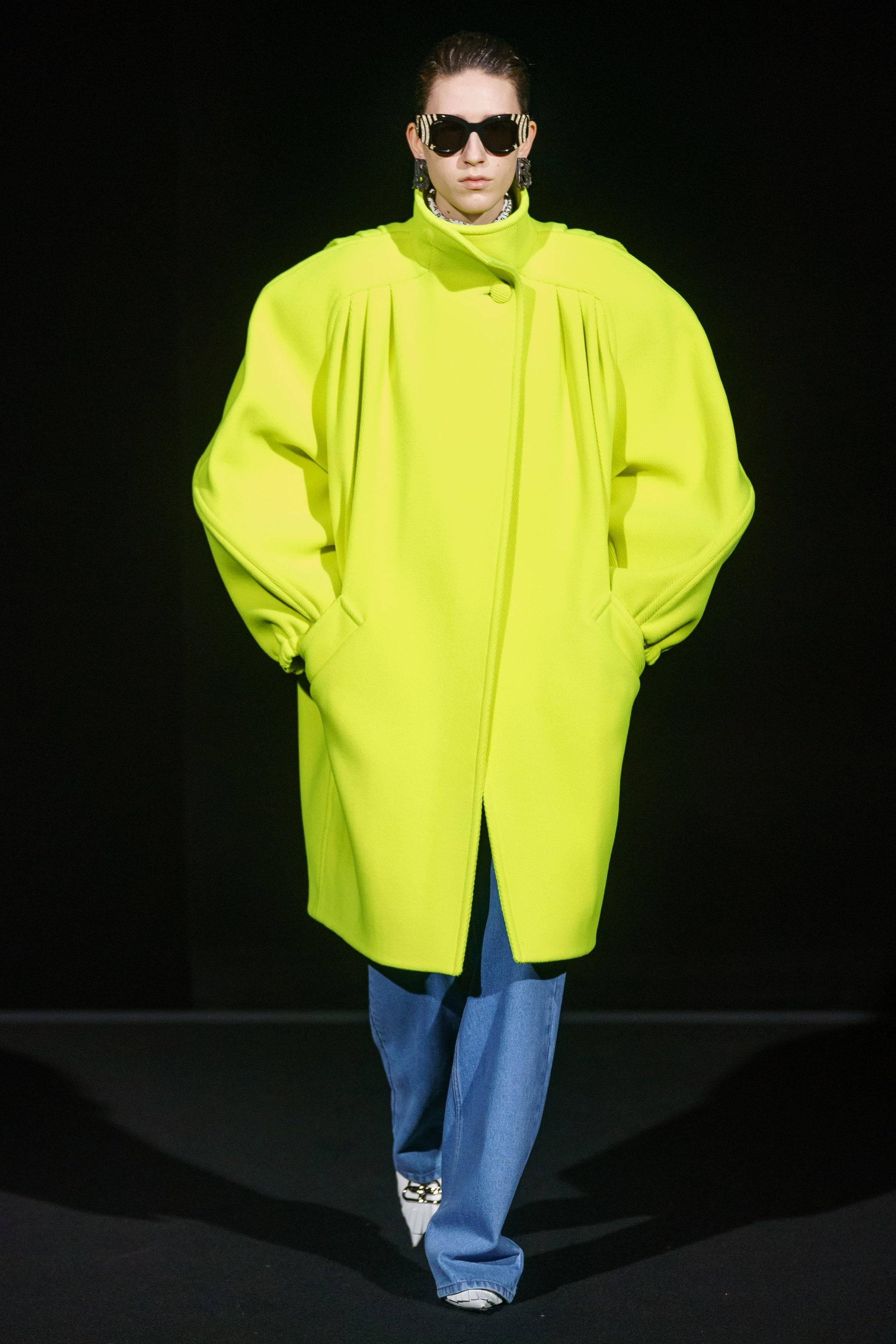 runway BALENCIAGA 2019 Runway yellow wool padded oversized cocoon coat FR34 XS 
Reference: TGAS/C00459 
Brand: Balenciaga 
Designer: Demna 
Collection: Fall Winter 2019 Runway 
Material: Wool 
Color: Yellow 
Pattern: Solid 
Closure: Button 
Extra