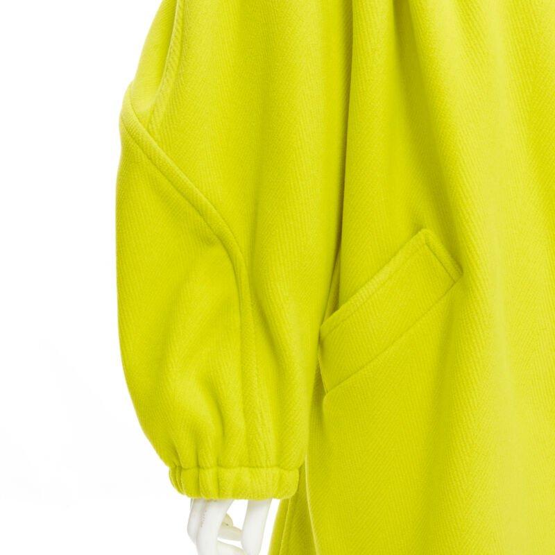 BALENCIAGA 2019 Runway manteau cocon surdimensionné en laine jaune paddée FR34 XS
Référence : TGAS/C00459
Marque : Balenciaga
Designer : Demna
Modèle : 594901 TGU08 7204
Collectional : Automne Hiver 2019 - Défilé
MATERIAL : Laine
Couleur :