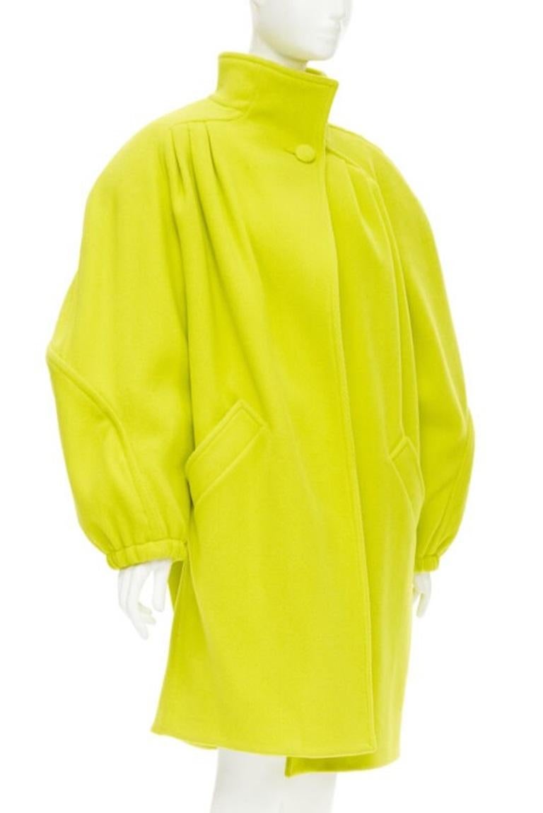 Jaune BALENCIAGA 2019 Runway manteau cocon surdimensionné en laine jaune paddée FR34 XS en vente
