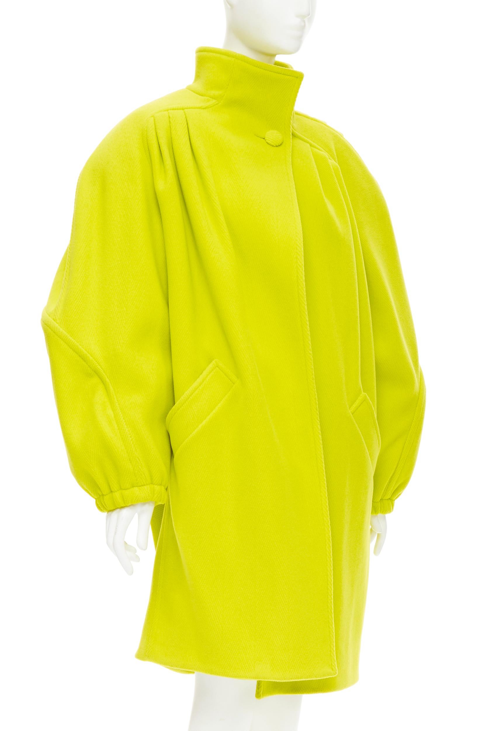 Jaune BALENCIAGA - Manteau cocon surdimensionné en laine jaune matelassé, taille FR34, défilé 2019 en vente