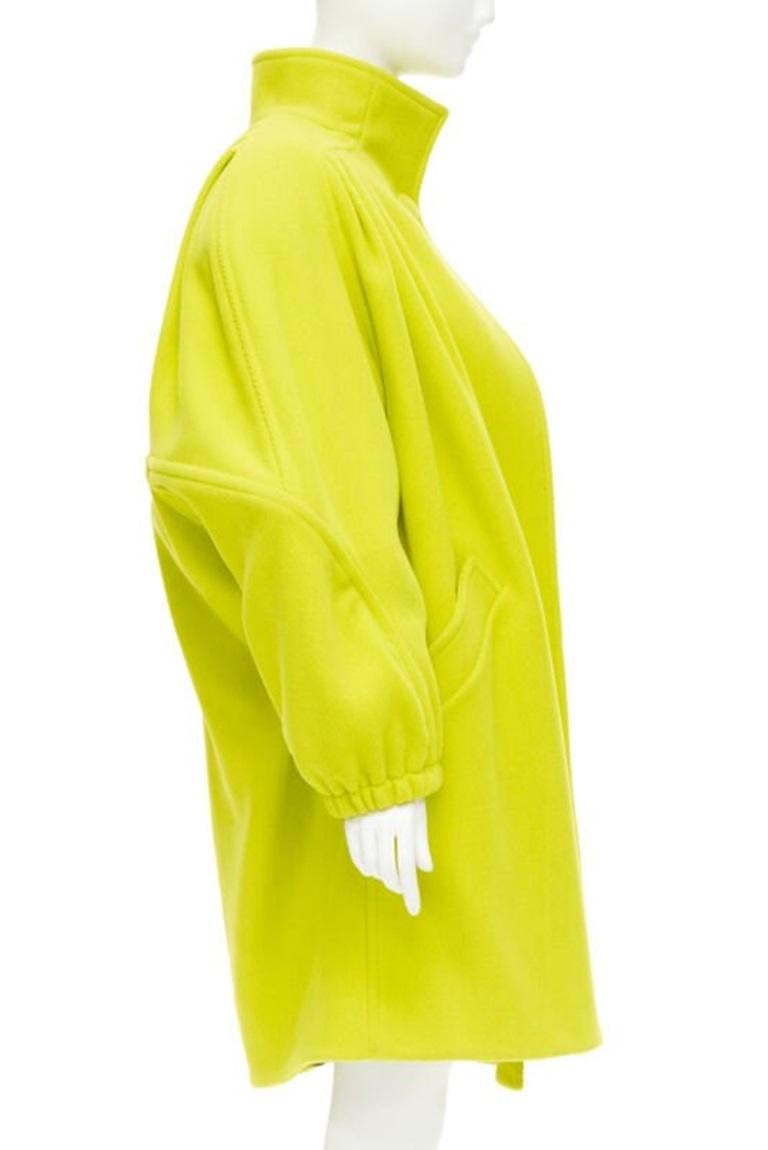 BALENCIAGA 2019 Runway manteau cocon surdimensionné en laine jaune paddée FR34 XS Excellent état - En vente à Hong Kong, NT