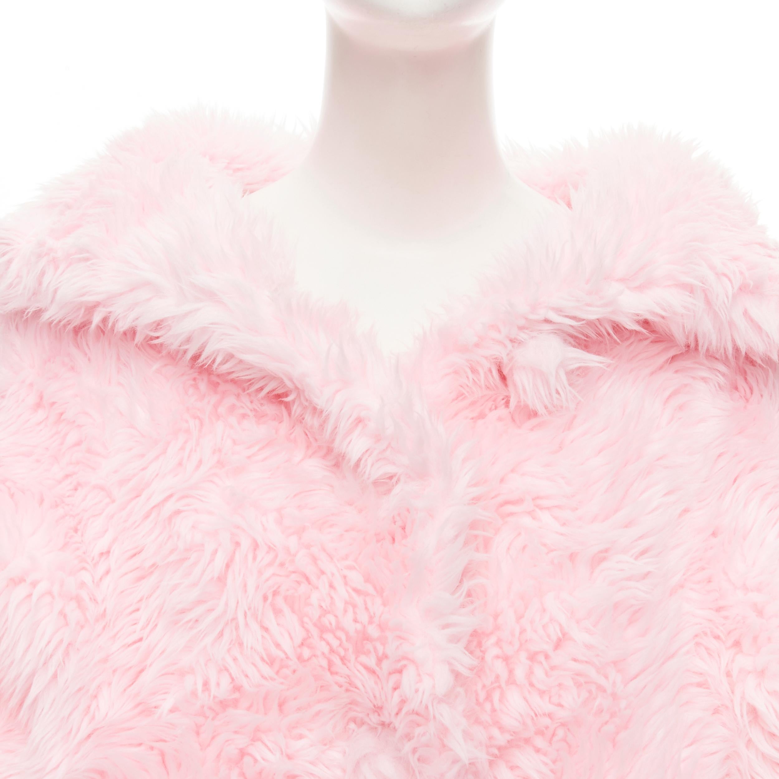 runway BALENCIAGA Demna 2019 pink faux fur plush Swing coat FR36 S 
Reference: TGAS/C00405 
Brand: Balenciaga 
Designer: Demna 
Collection: 2019 Runway 
Material: Modal 
Color: Pink 
Pattern: Solid 
Closure: Button 
Extra Detail: Faux shaggy fur.