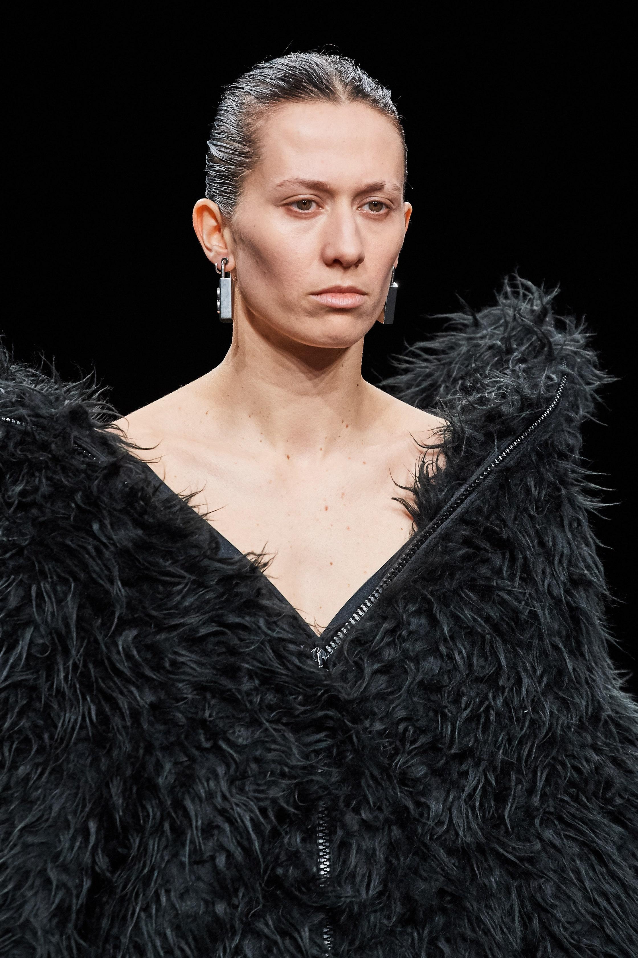 runway BALENCIAGA Demna 2019 Runway black faux fur Swing off shoulder coat FR34 
Reference: TGAS/C00457 
Brand: Balenciaga 
Designer: Demna 
Collection: Fall Winter 2019 Runway 
Material: Modal 
Color: Black 
Pattern: Solid 
Closure: Button 
Extra