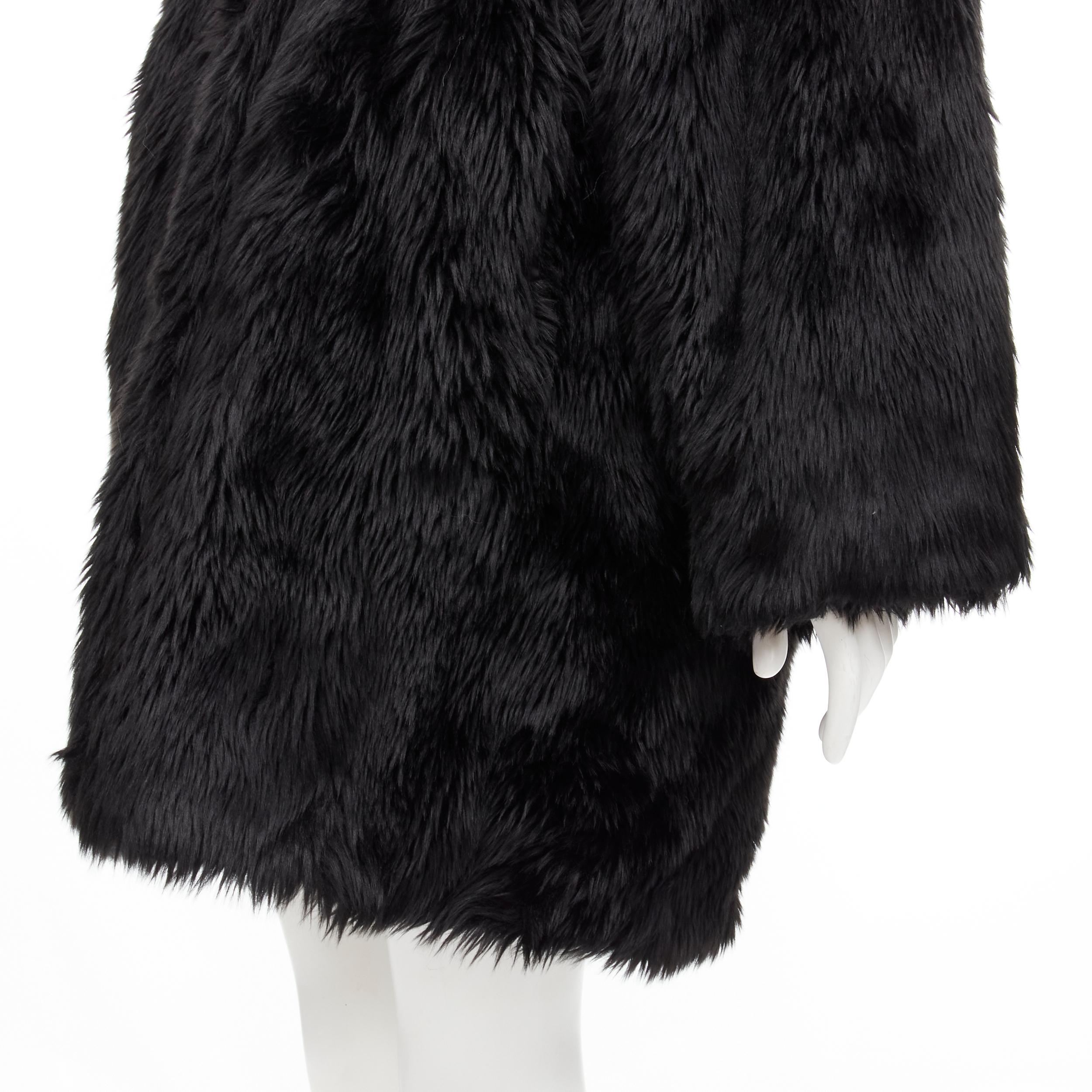 BALENCIAGA Demna - Manteau de défilé à épaules dénudées en fausse fourrure noire FR34 XS en vente 3